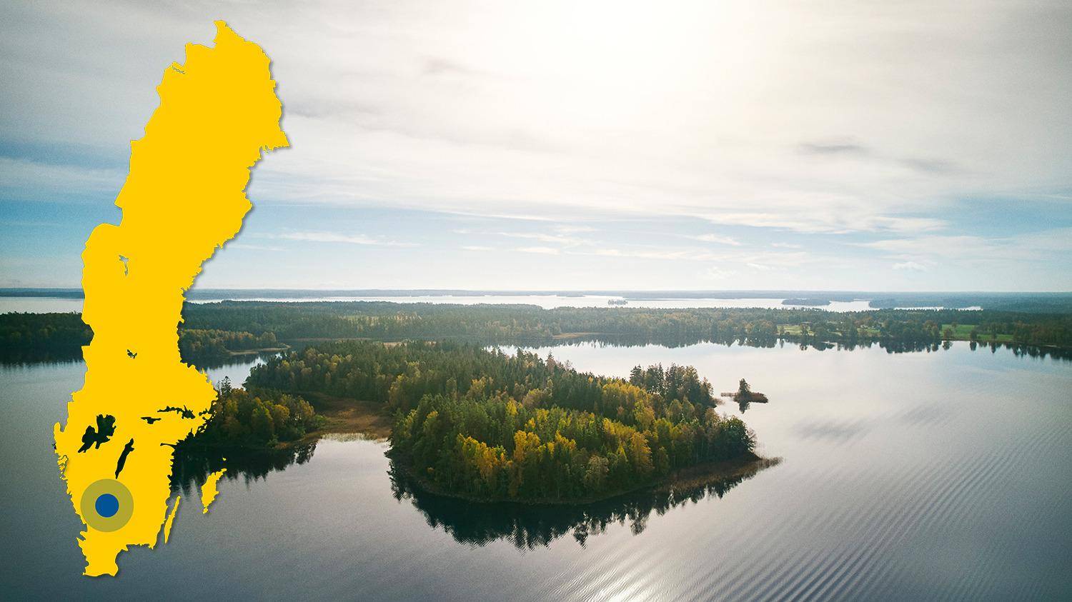 Eine Luftaufnahme des Sees Bolmen und seiner Inseln. Es gibt eine gelbe Karte von Schweden mit einem blauen Punkt, der die Lage des Sees Bolmen markiert.