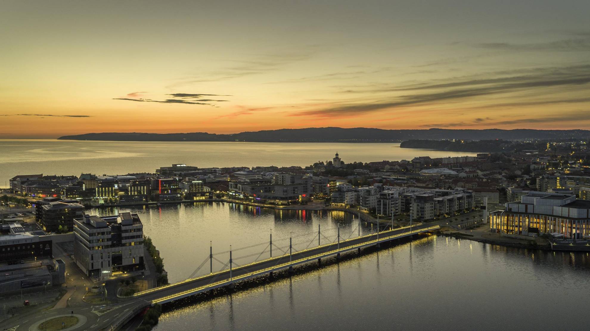 Luftaufnahme über die Stadt Jönköping und einen See, wenn die Sonne untergeht.