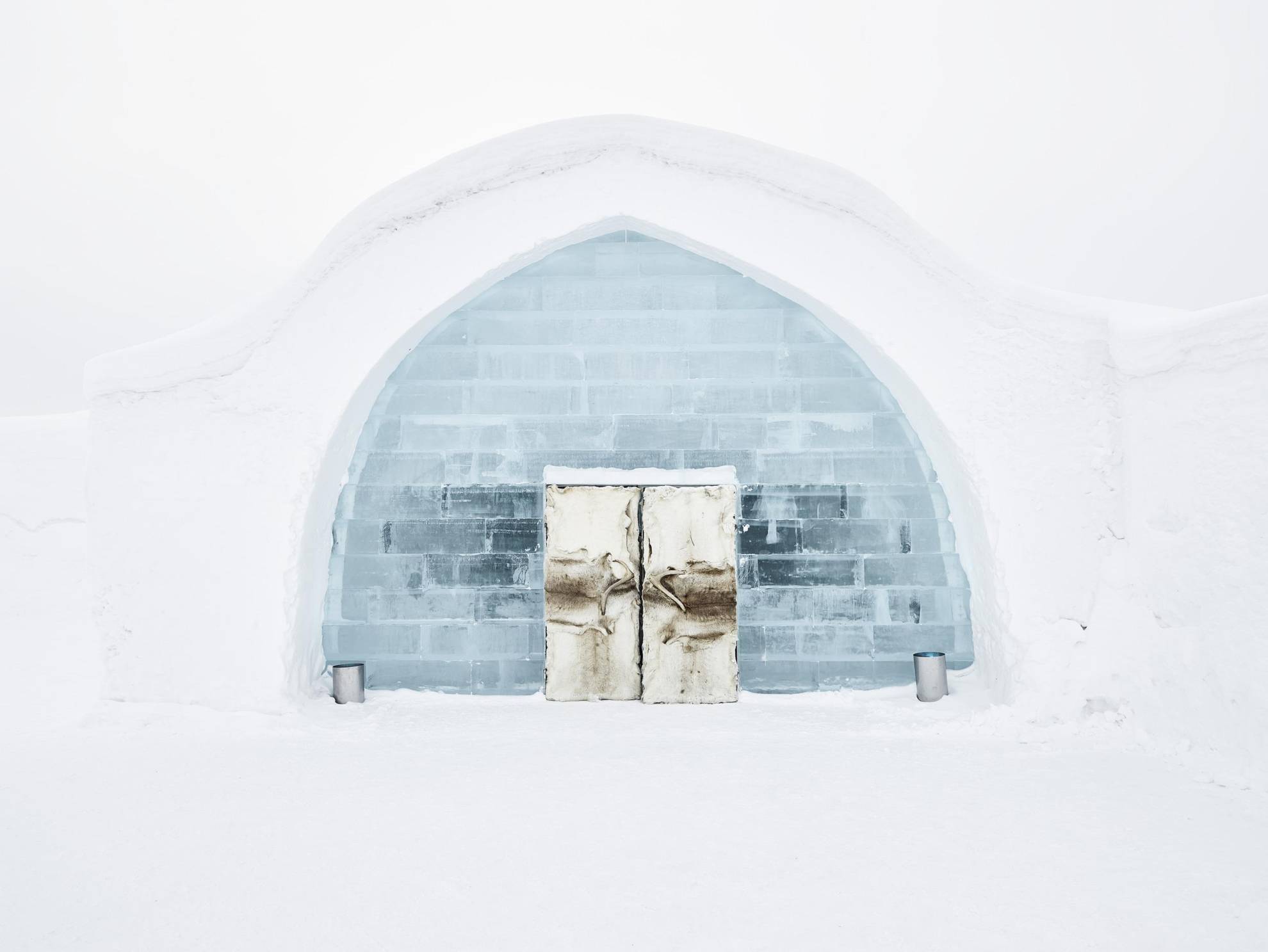 Der Eingang zum Eishotel aus Eis, Schnee, Rentierfell und Geweih.