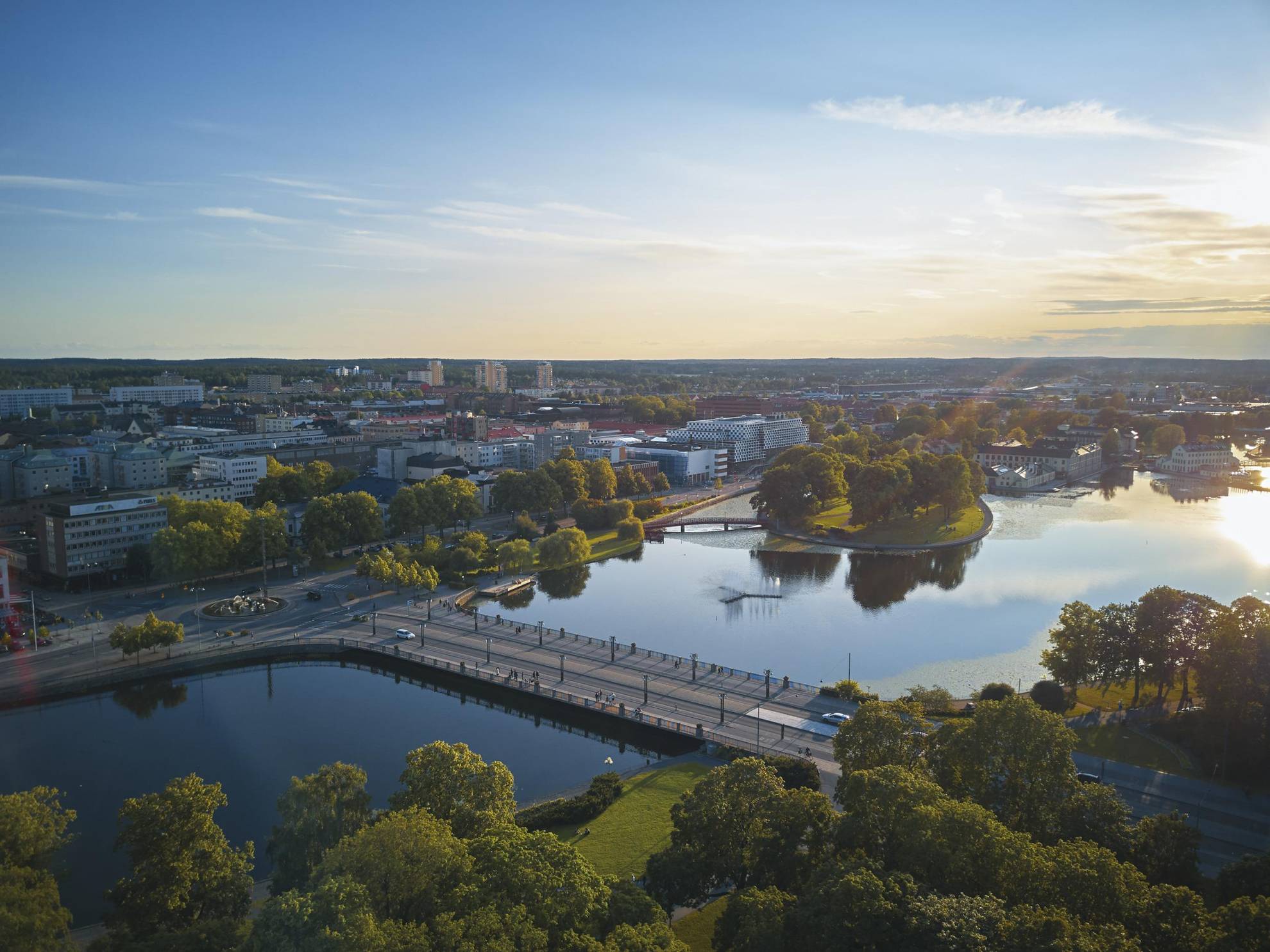 Luftaufnahme der Stadt Eskilstuna. Eine Brücke führt über den Fluss Eskilstunaån ins Stadtzentrum.