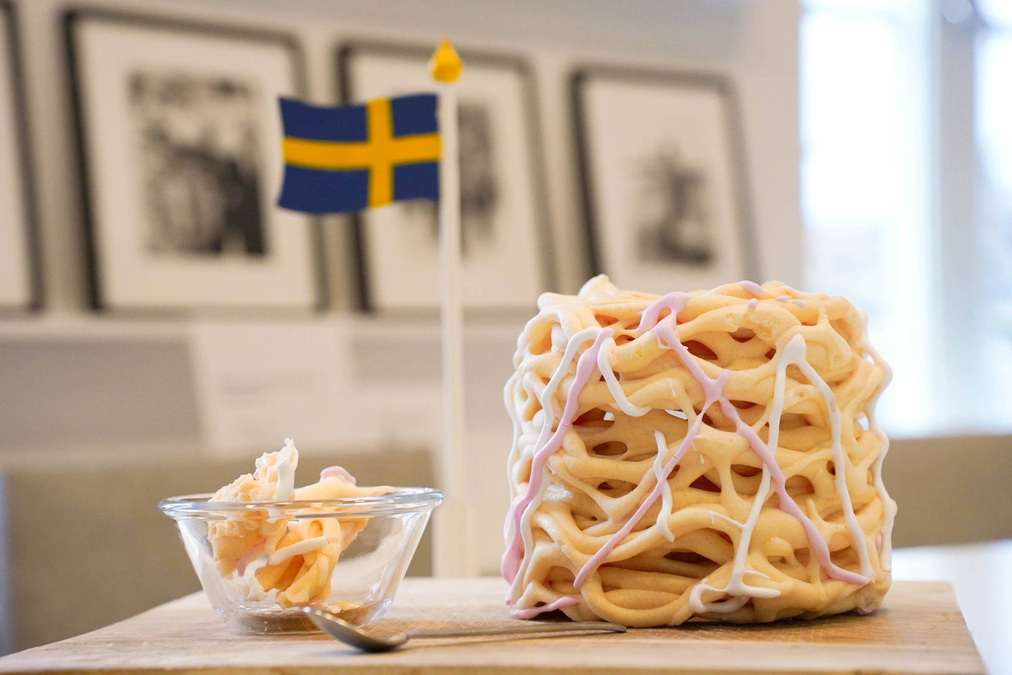 Eine "Spettekaka" mit einer Schale und einer schwedischen Flagge.