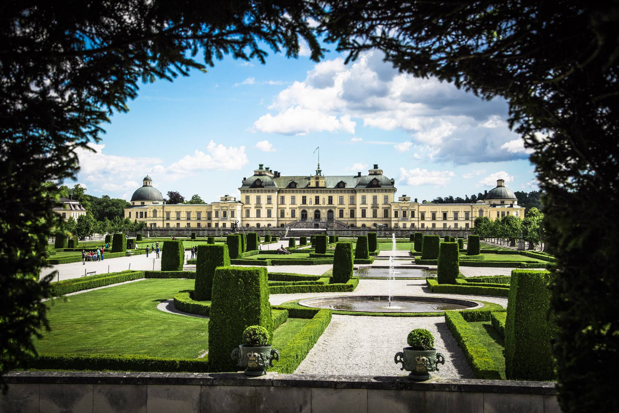 Schloss Drottningsholm mit seinem Garten im Sommer.