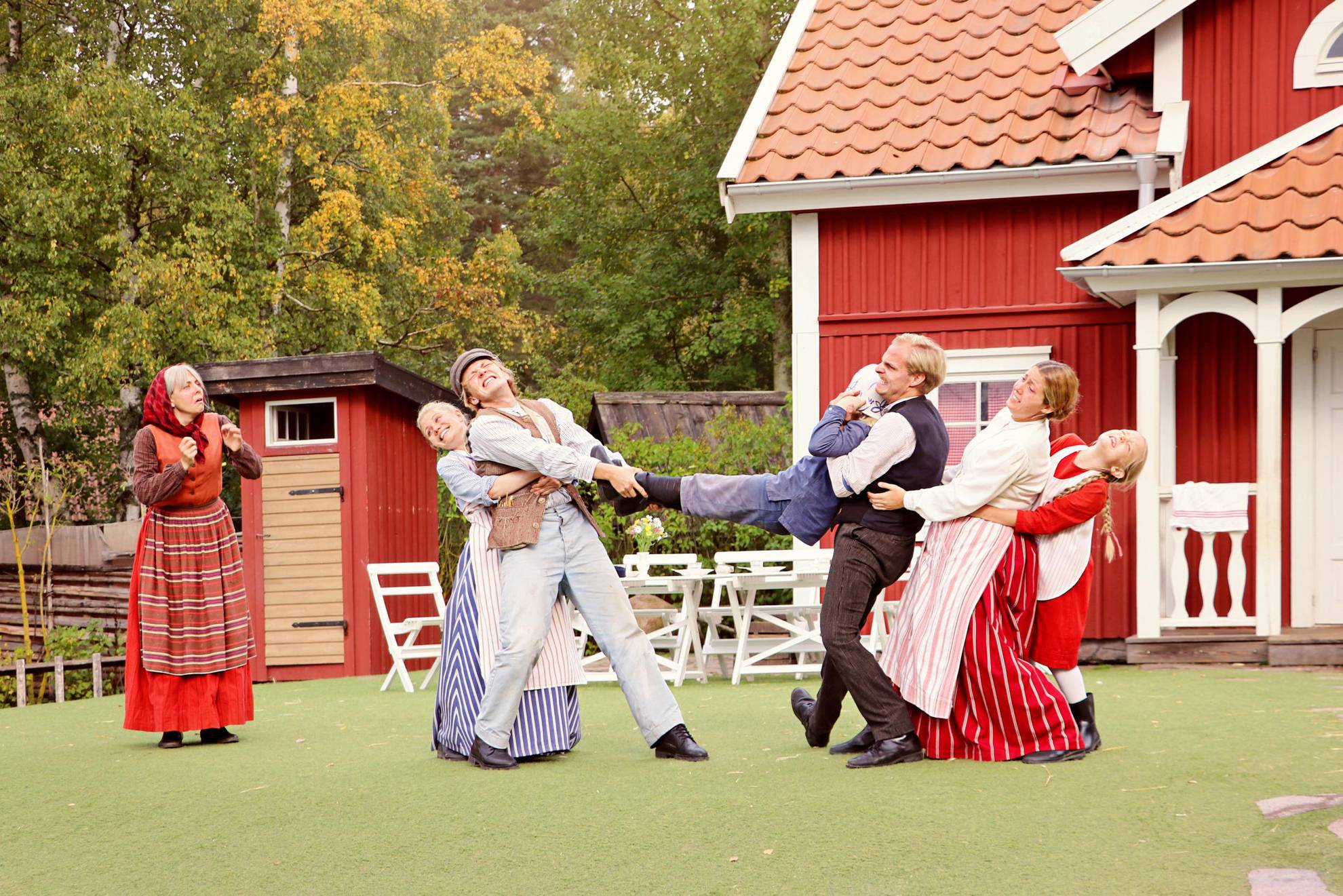Schauspieler des Freizeitparkes Astrid Lindgrens Värld die das Stück Michel aus Lönneberga nach spielen.