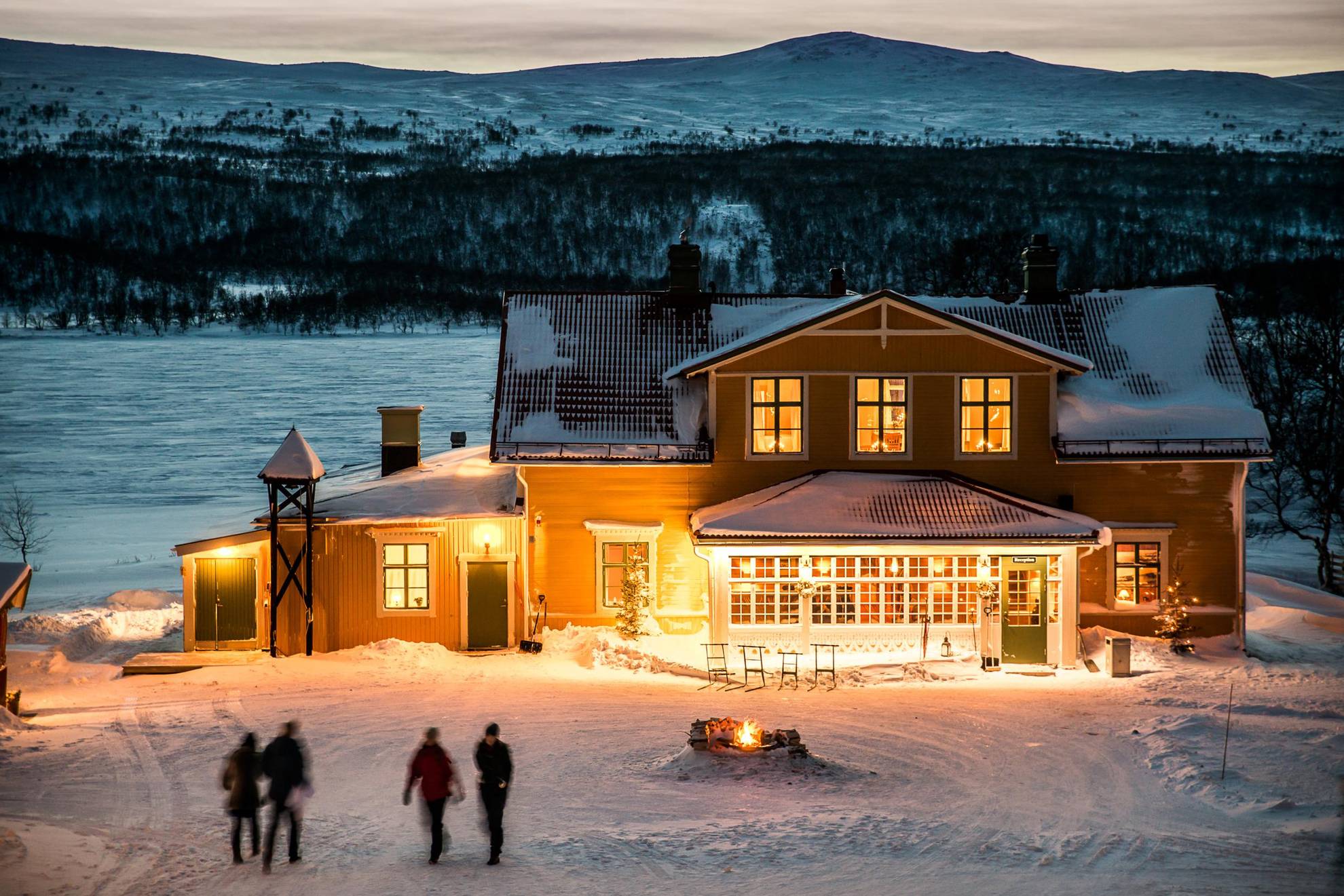 Das Fjällnäs Berghotel in Schweden an einem verschneiten Abend.