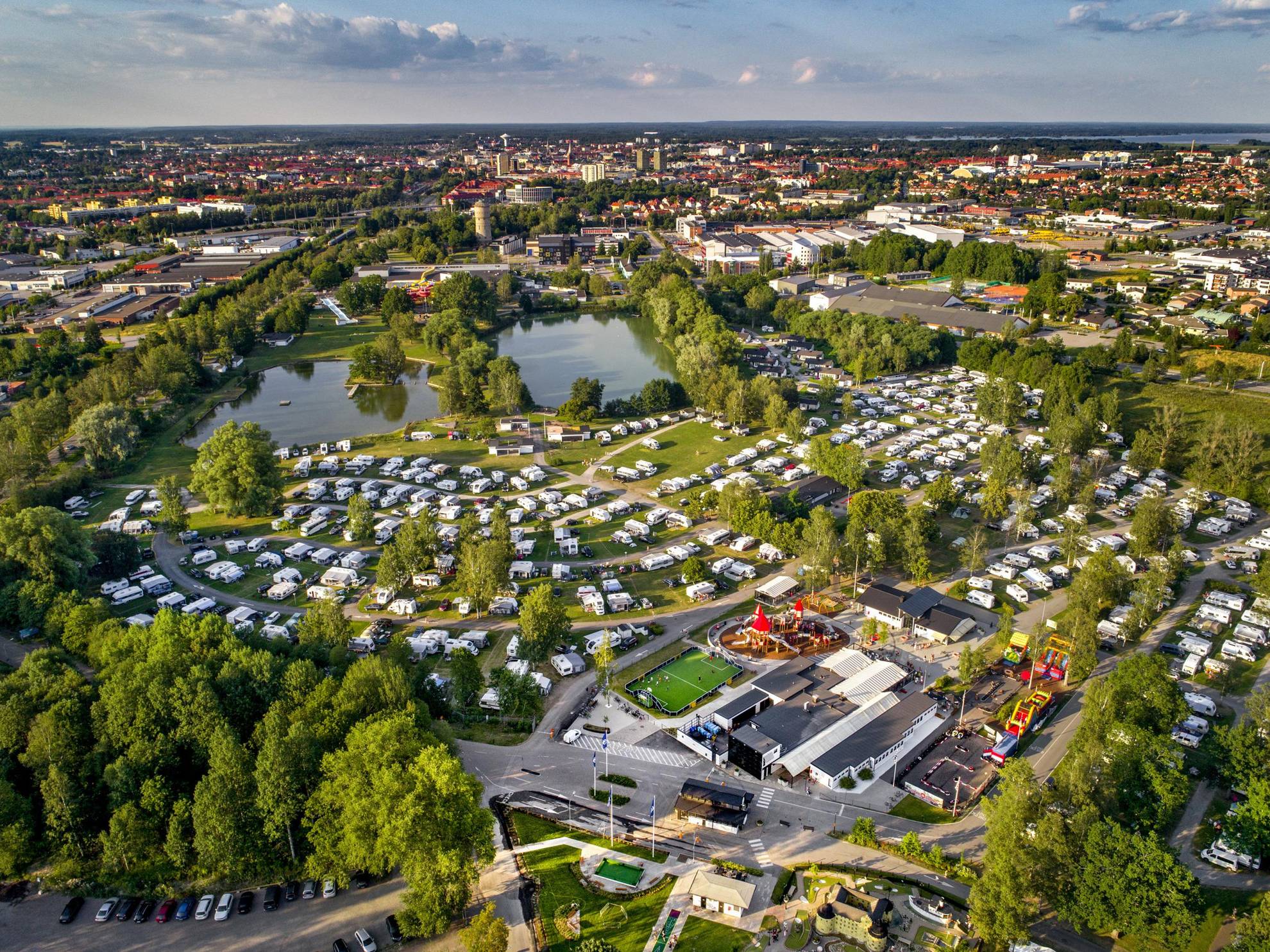 Eine Luftaufnahme von Gustavsvik Camping während des Sommers.