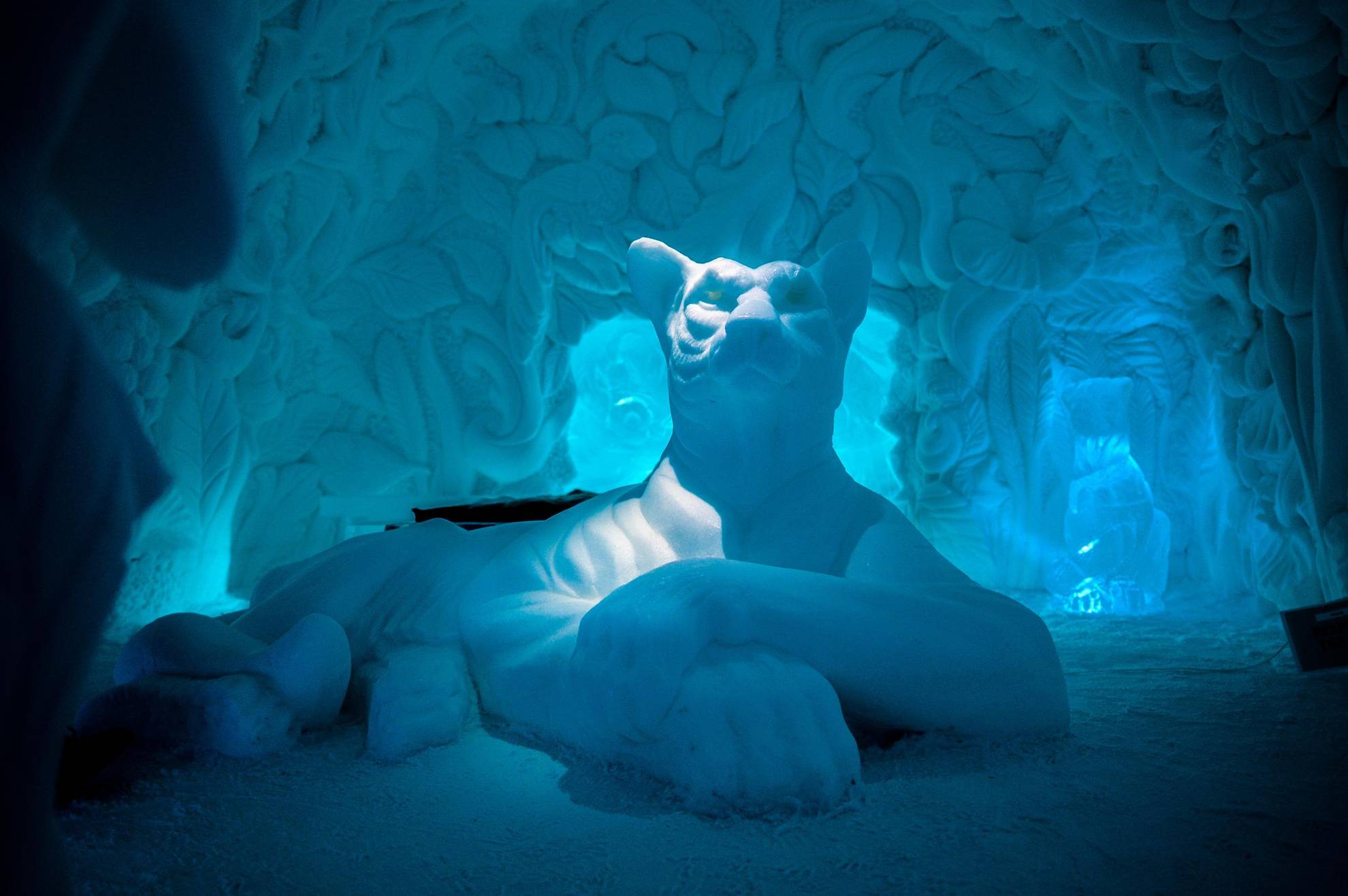 Eine katzenartige Wächterskulptur aus Schnee im Icehotel in Schwedisch Lappland.