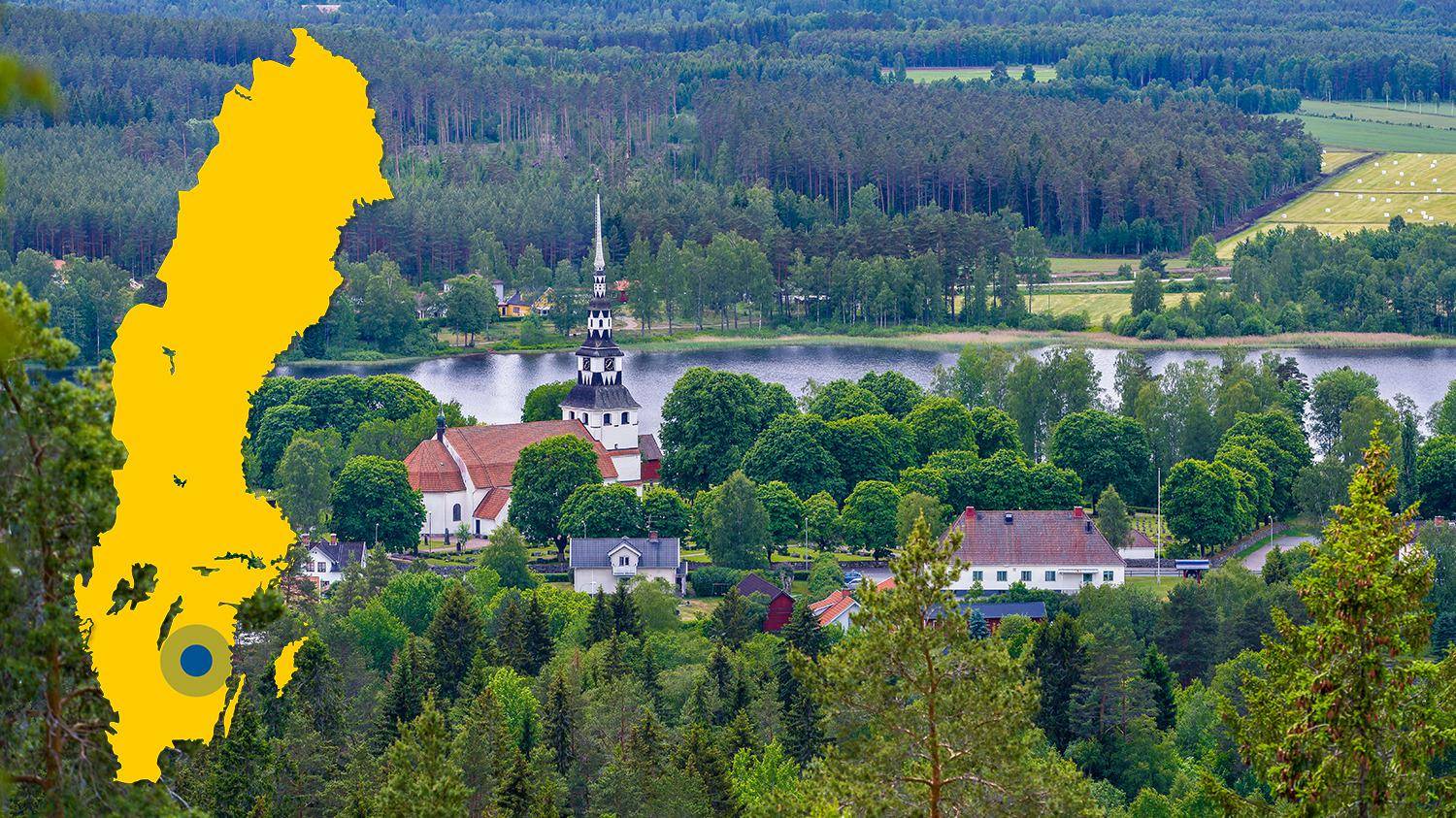 Eine weiße Kirche und ein paar Häuser sind umgeben von grünen Bäumen, Feldern und einem See. Es gibt eine gelbe Karte von Schweden mit einem blauen Punkt, der Ingatorp markiert.