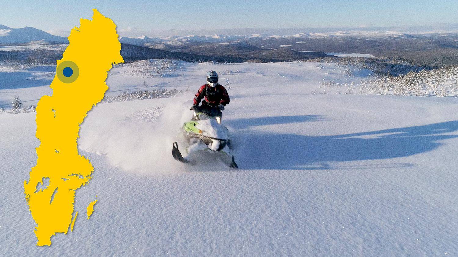 Eine Person fährt mit einem Schneemobil auf einem schneebedeckten Berg. Im Hintergrund gibt es einen Blick auf mehrere Berge. Auf dem Bild ist eine gelbe Schwedenkarte mit einem blauen Punkt zu sehen, der Järvfjället markiert.