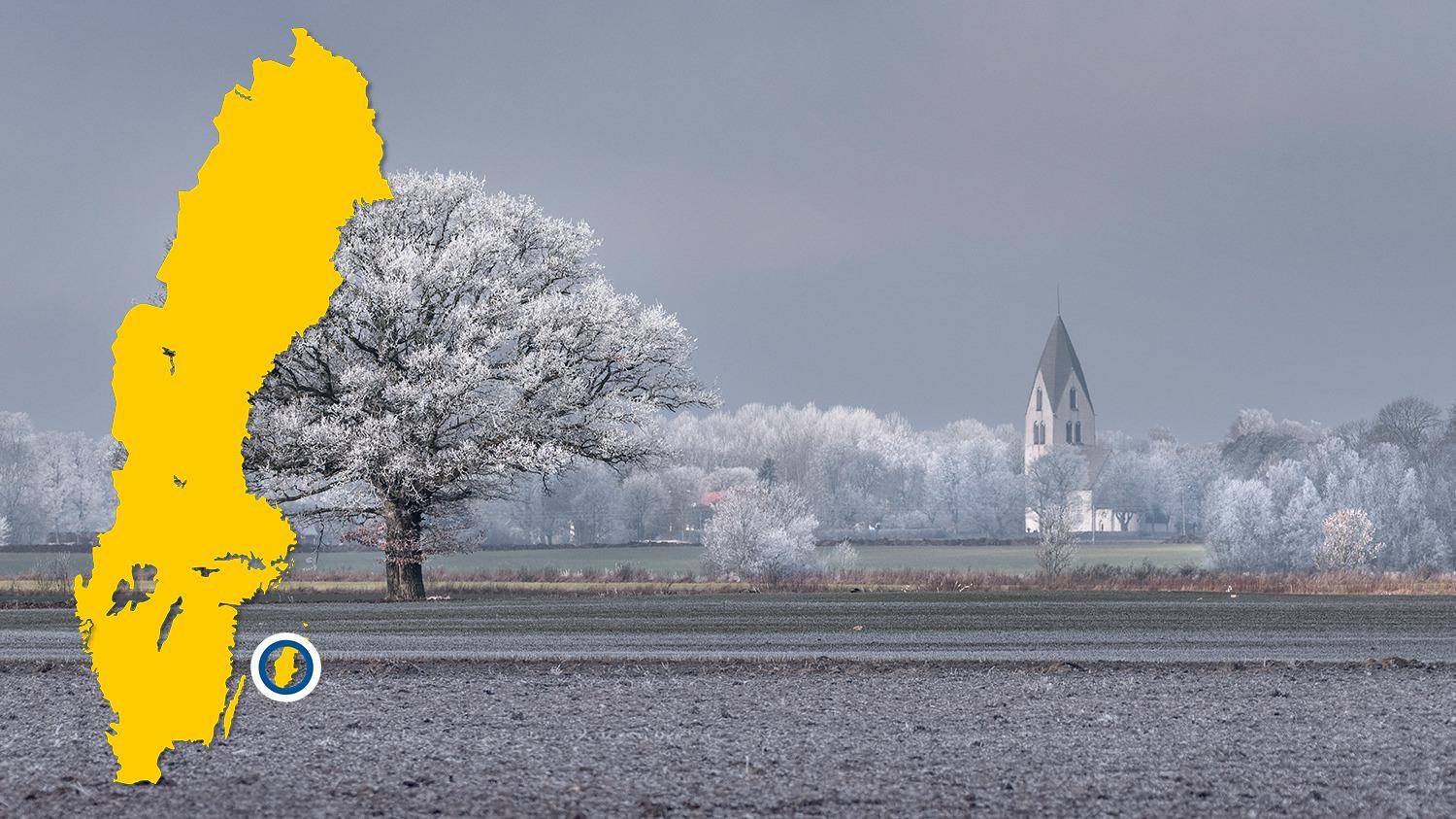 Im Hintergrund eines Feldes ist eine weiße Kirche zu sehen. Die Bäume sind mit Frost bedeckt. Es gibt eine gelbe Schwedenkarte mit einem blauen Punkt, der Mästerby markiert.