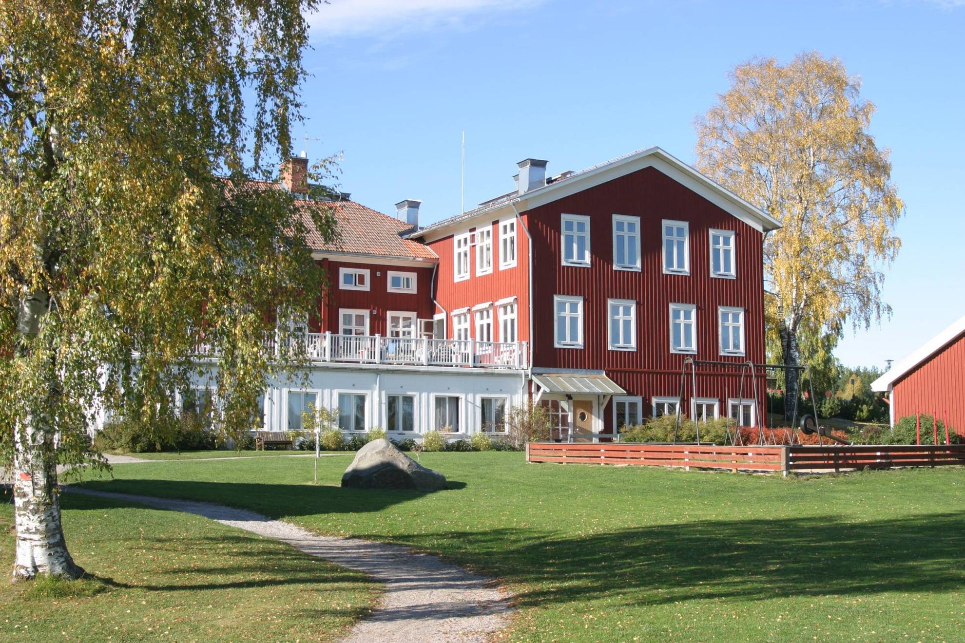 Das Hotel STF Undersvik Gårdshotell in Hälsingland im Sommer.