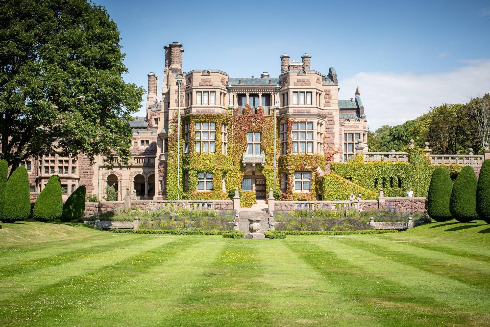 Schloss Tjolöholm und seine grüne Gartenanlage im Sommer.