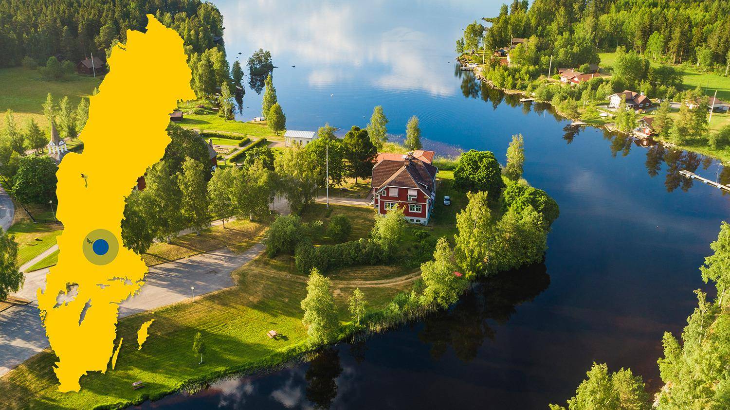 Ein Fluss mündet in einen See. Am See stehen ein paar Häuser im Grünen. Es gibt eine gelbe Karte von Schweden mit einem blauen Punkt, der Toftan markiert.