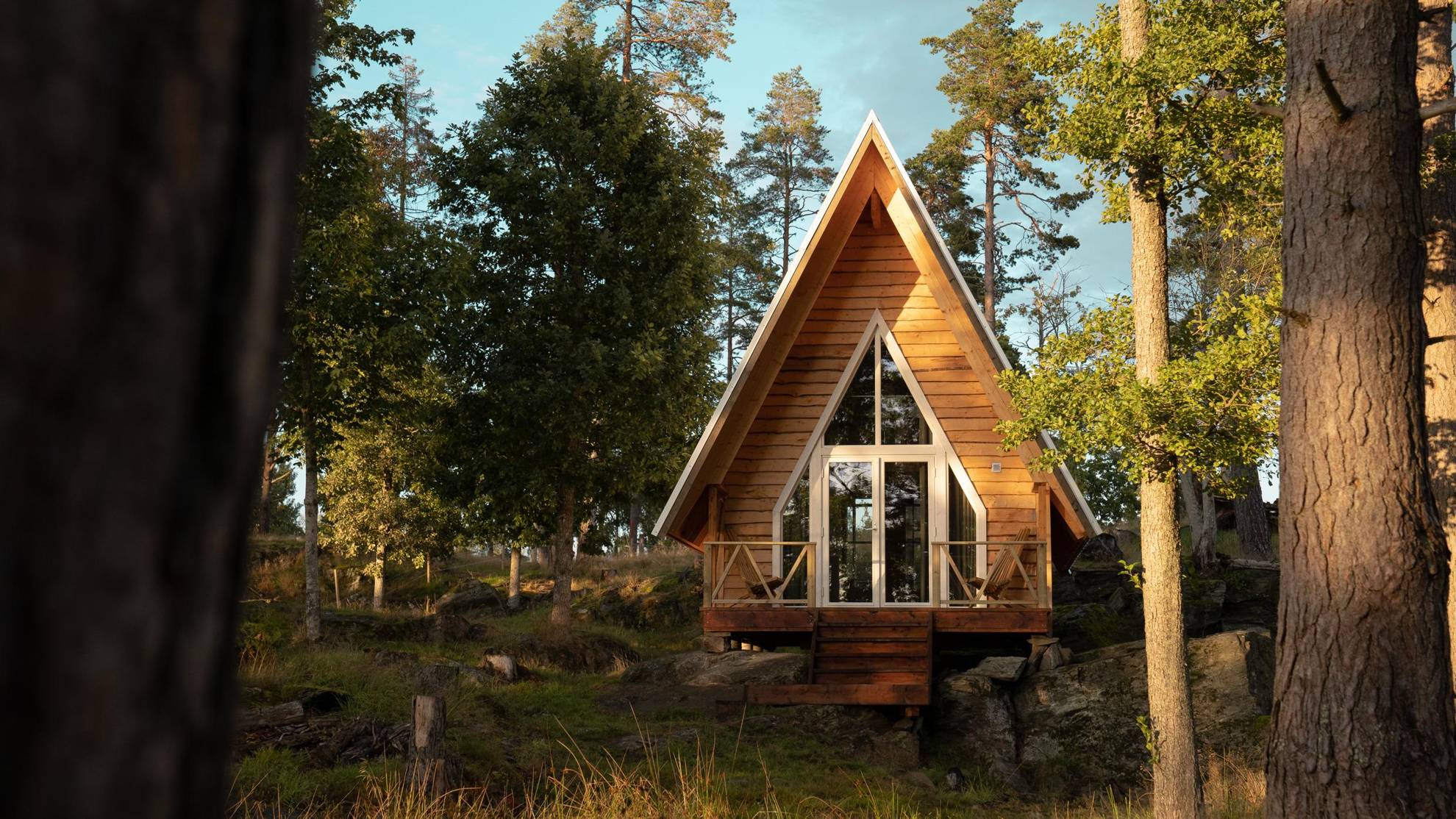 Ein Holzhaus mit Glastüren im Wald.