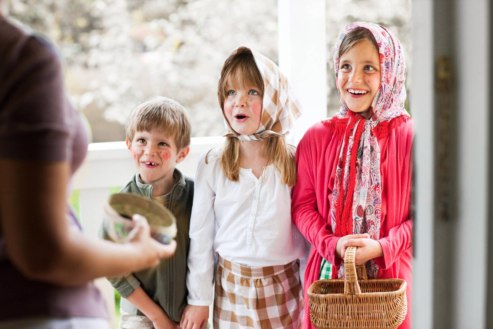 Kinder die an Ostern als Hexen verkleidet sind und mit einem Korb in der Hand von Tür zu Tür gehen und nach Süßigkeiten fragen.