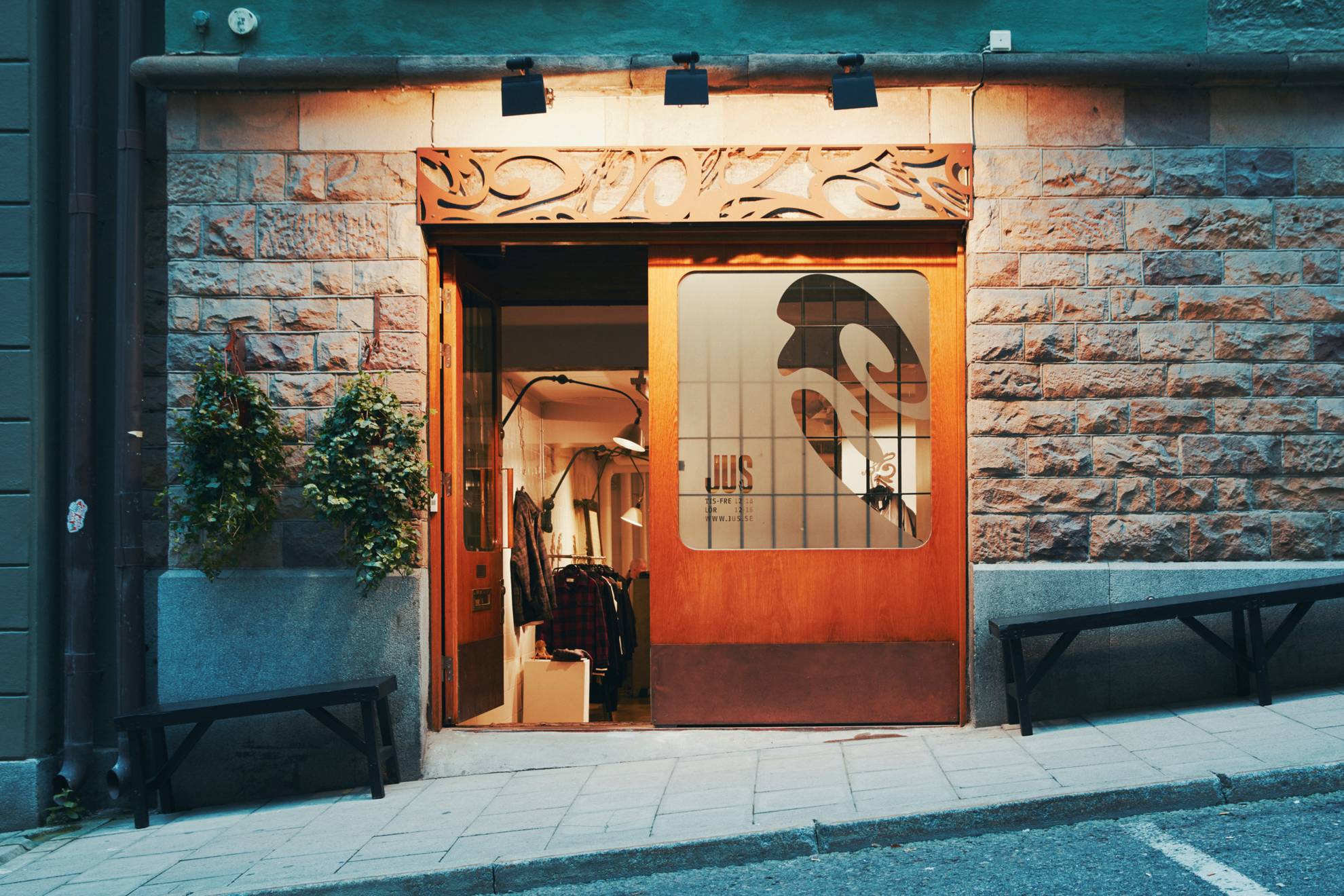 Die Eingangstür zum Modegeschäfts Jus, in Stockholm.