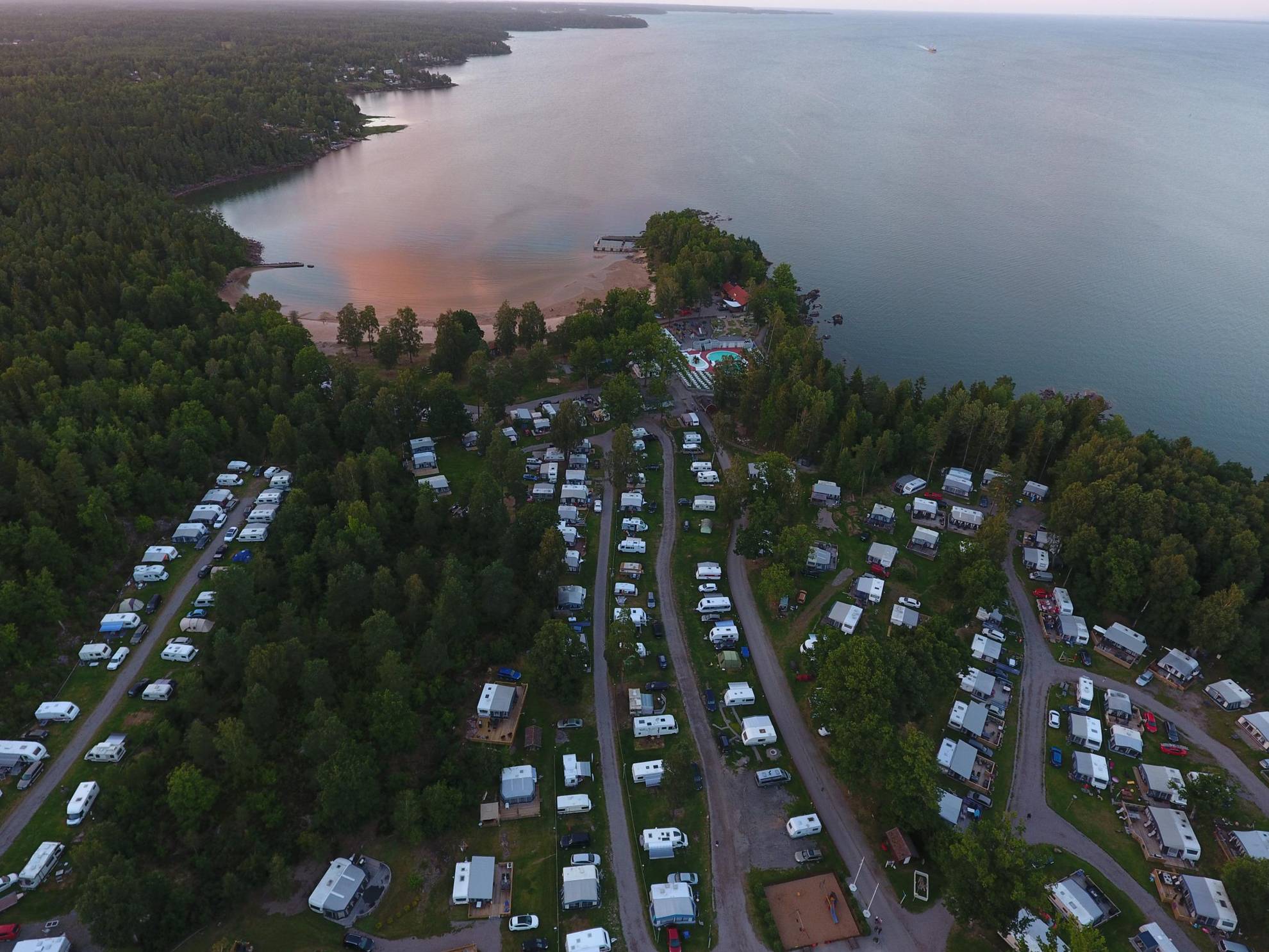Eine Luftaufnahme von Ursand Resort und Camping im Sommer.