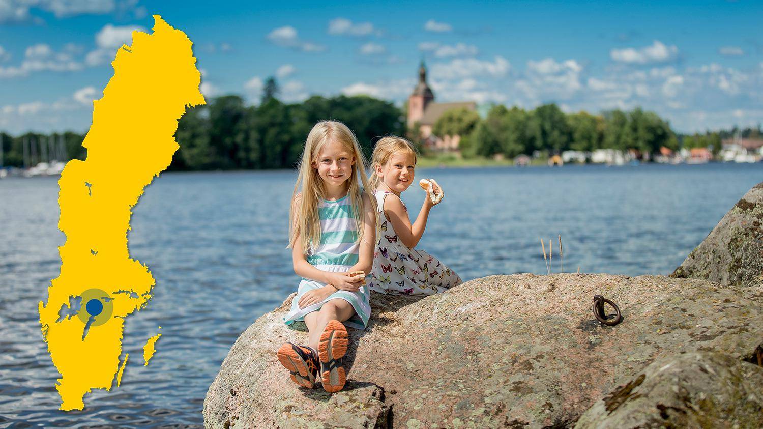 Zwei Mädchen sitzen im Sommer auf einer Klippe neben dem Wasser. Eine gelbe Karte von Schweden mit einer Markierung, die die Lage von Askersund anzeigt.