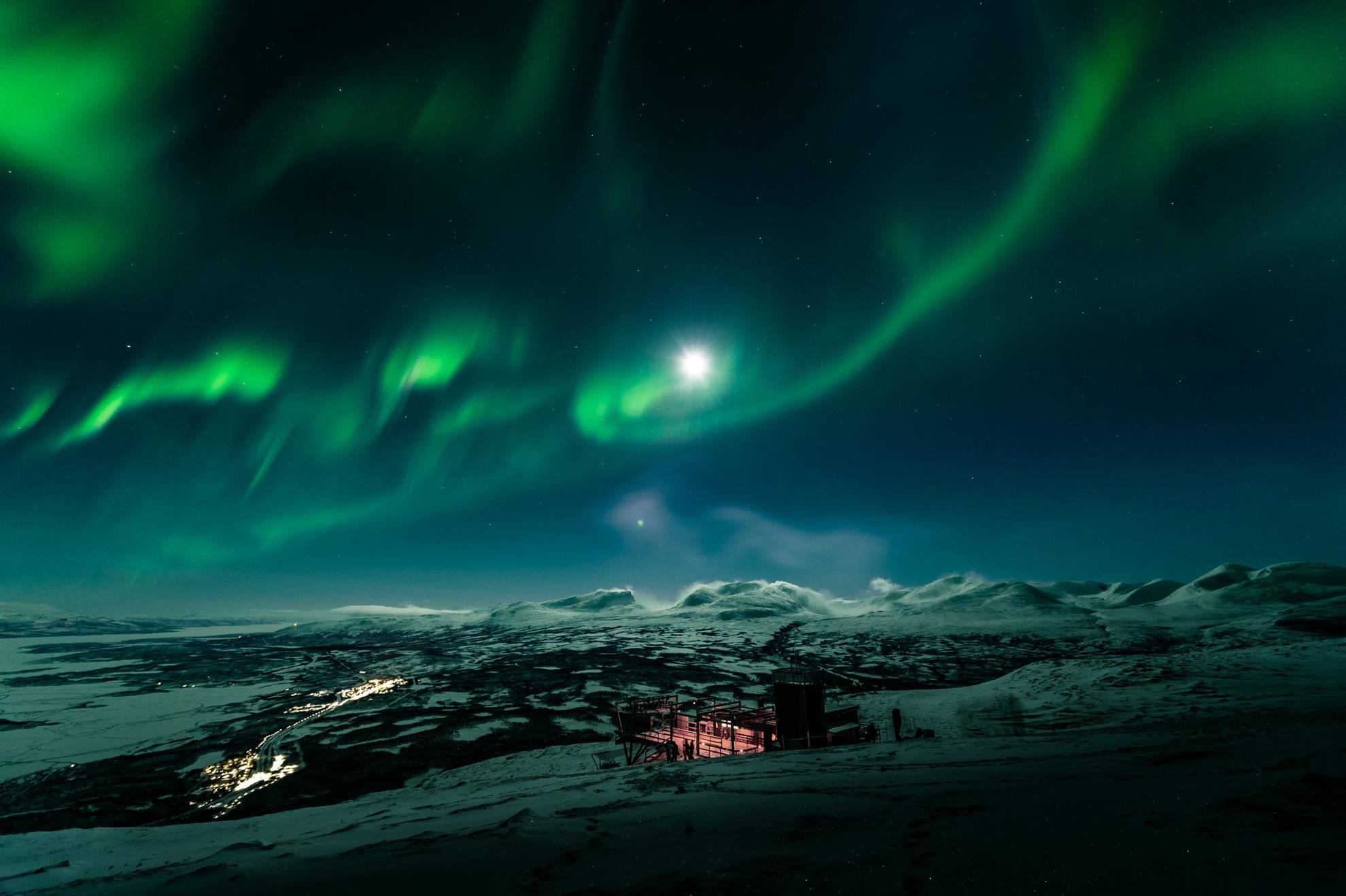 Nordlichter über der Aurora Sky Station in Abisko in Schwedisch Lappland.