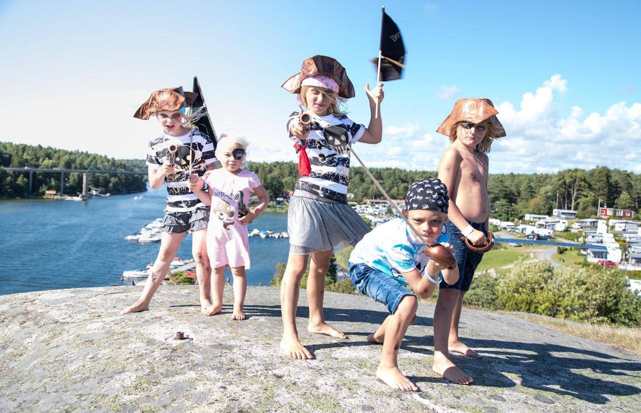 Fünf als Piraten verkleidete Kinder posieren für die Kamera.