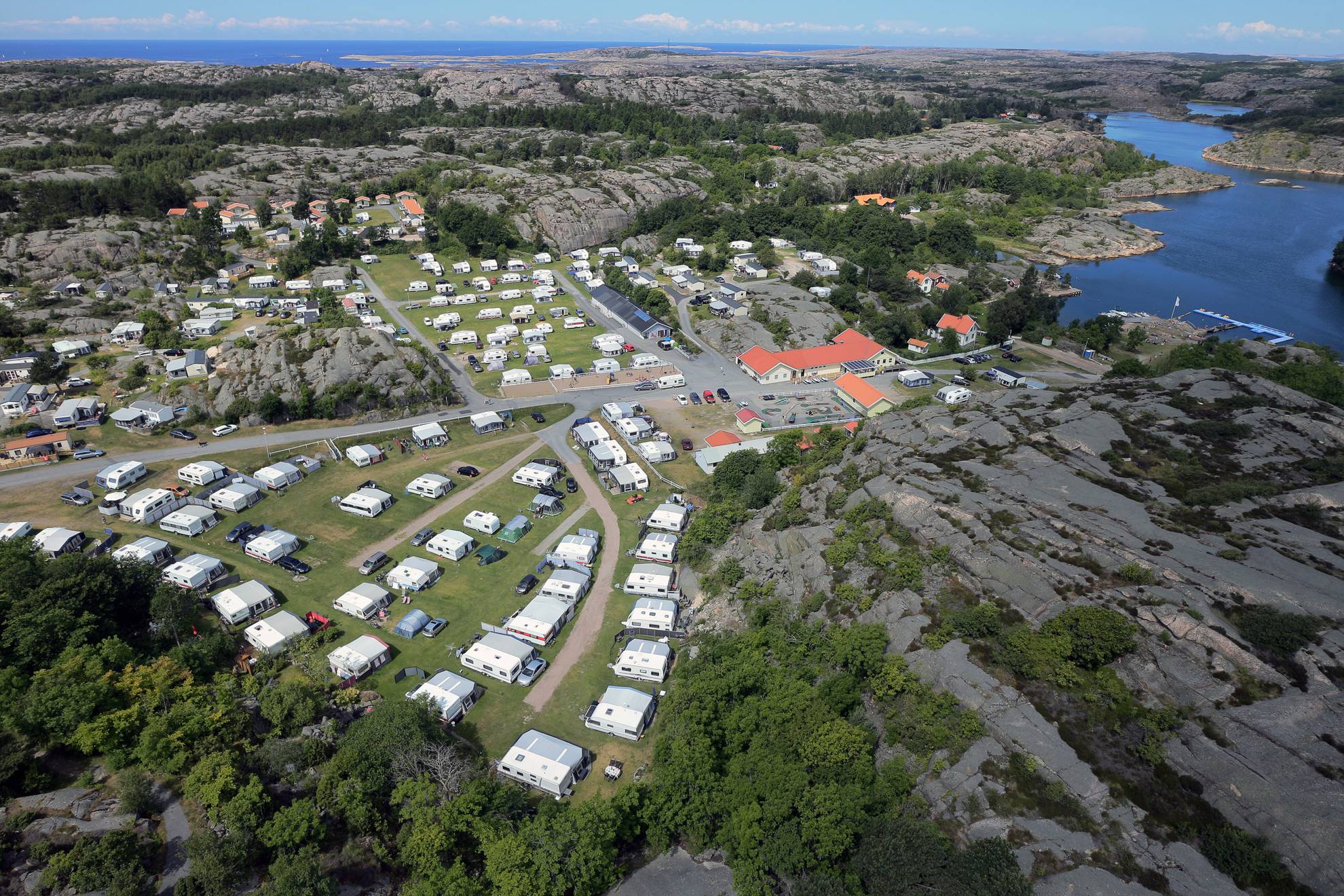 Wohnwagen und Ferienhütten stehen auf der Fläche des Johannesvik Camping & Stugby. Das Umland ist von Felsen und Wäld umsäumt.