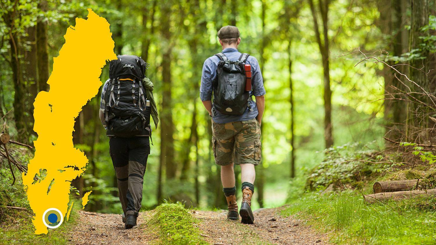 Zwei Leute mit Rucksäcken wandern in einem Wald. Das Bild zeigt eine gelbe Karte von Schweden mit einer Markierung, die die Lage von Hemsjö anzeigt.