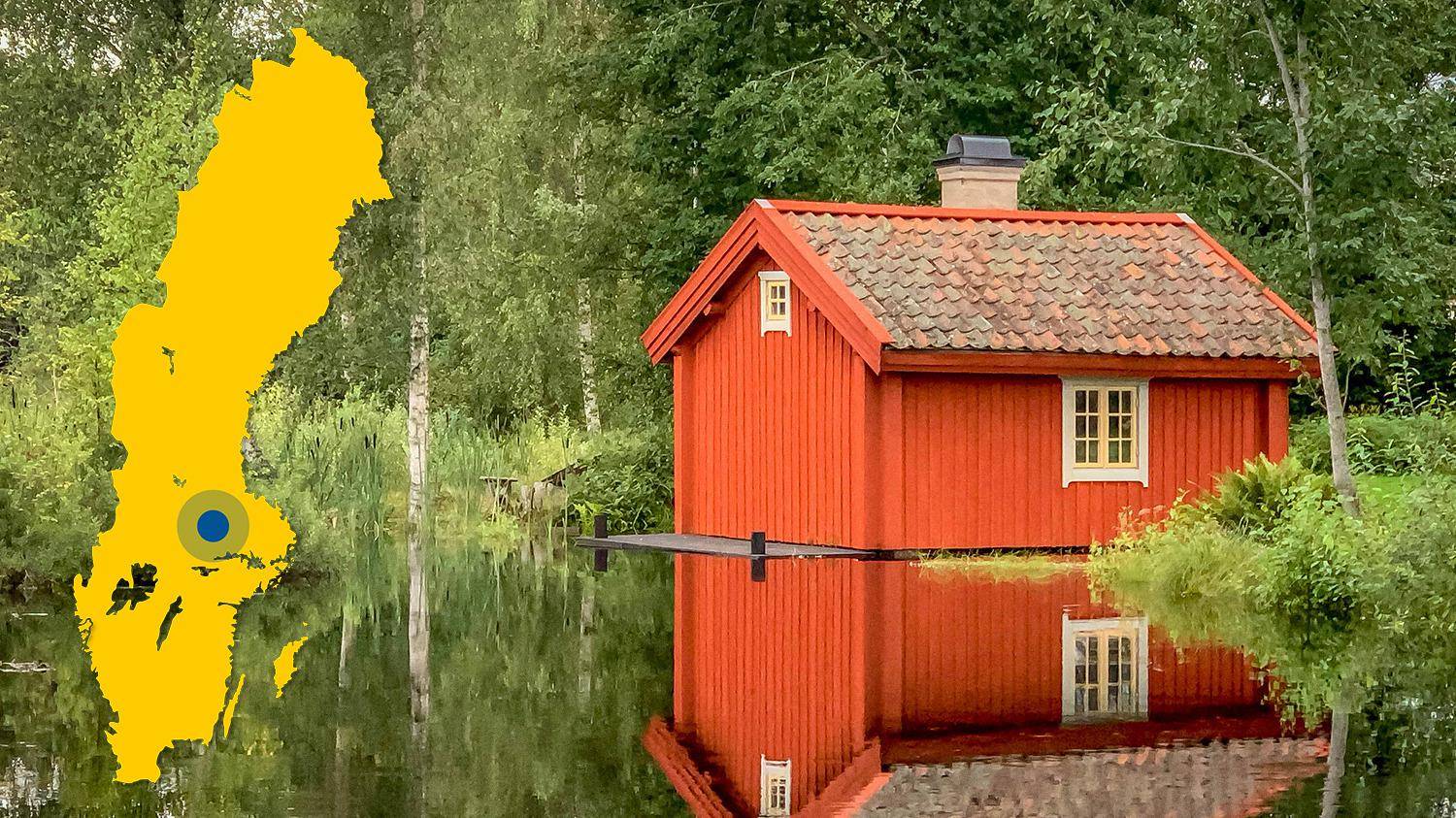 Am Rande des Wassers steht ein rotes Holzhaus mit rotem Ziegeldach. Das Haus spiegelt sich im Wasser. Das Bild zeigt eine gelbe Karte von Schweden mit einer Markierung, die den Standort von Norberg anzeigt.