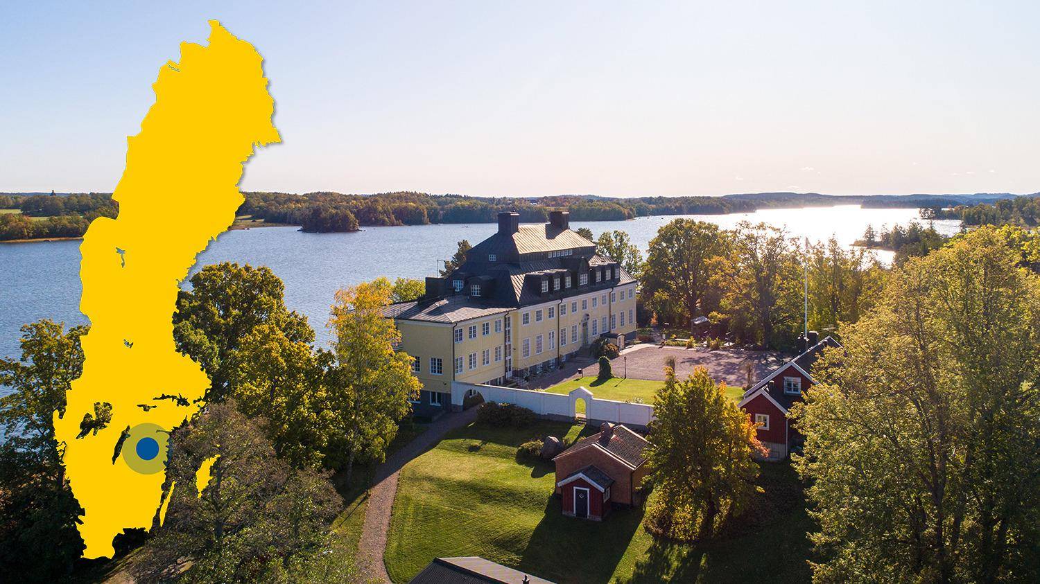Ein Herrenhaus mit gelber Fassade liegt auf einem Hügel mit Blick auf das Wasser. Auf dem Bild ist eine gelbe Karte von Schweden mit einer Markierung, die Rimforsa zeigt.