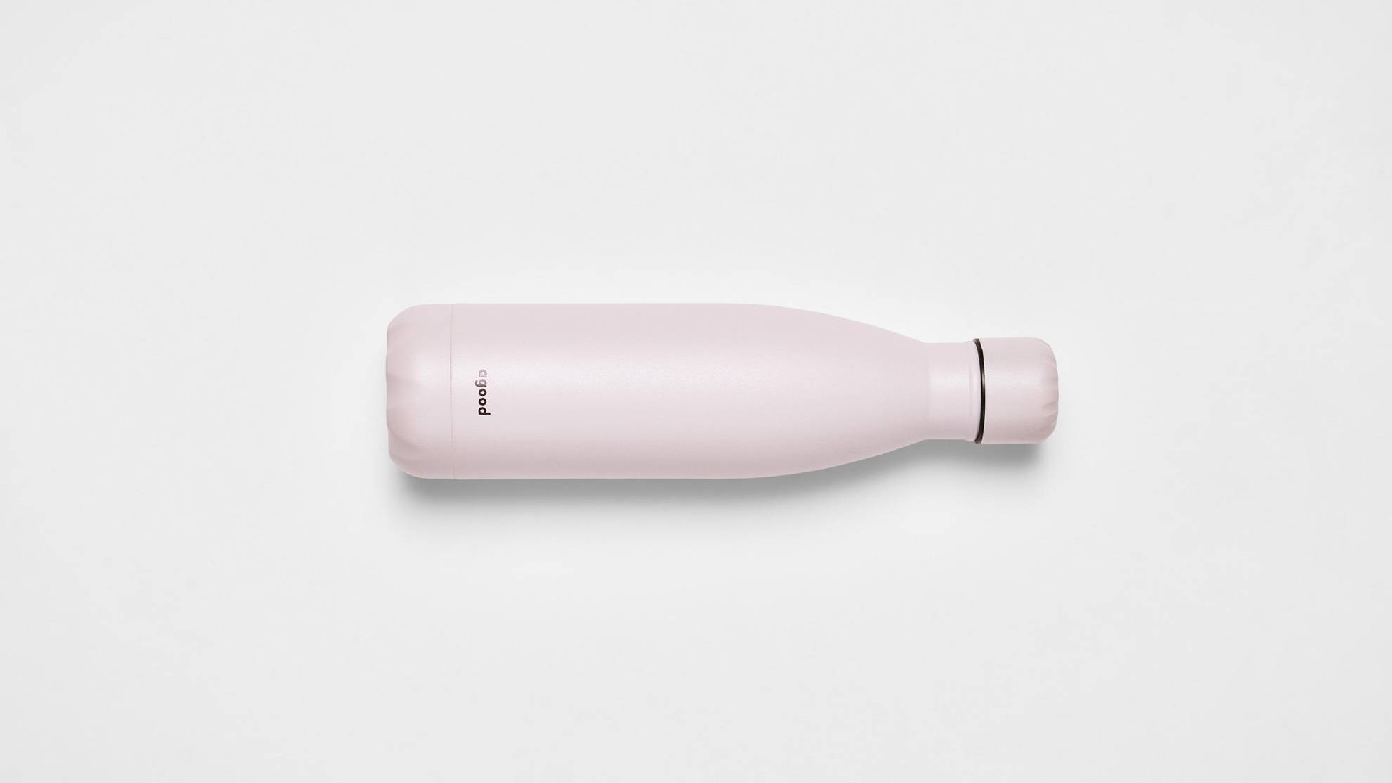 Eine rosa Wasserflasche aus Stahl auf einer weißen Fläche.