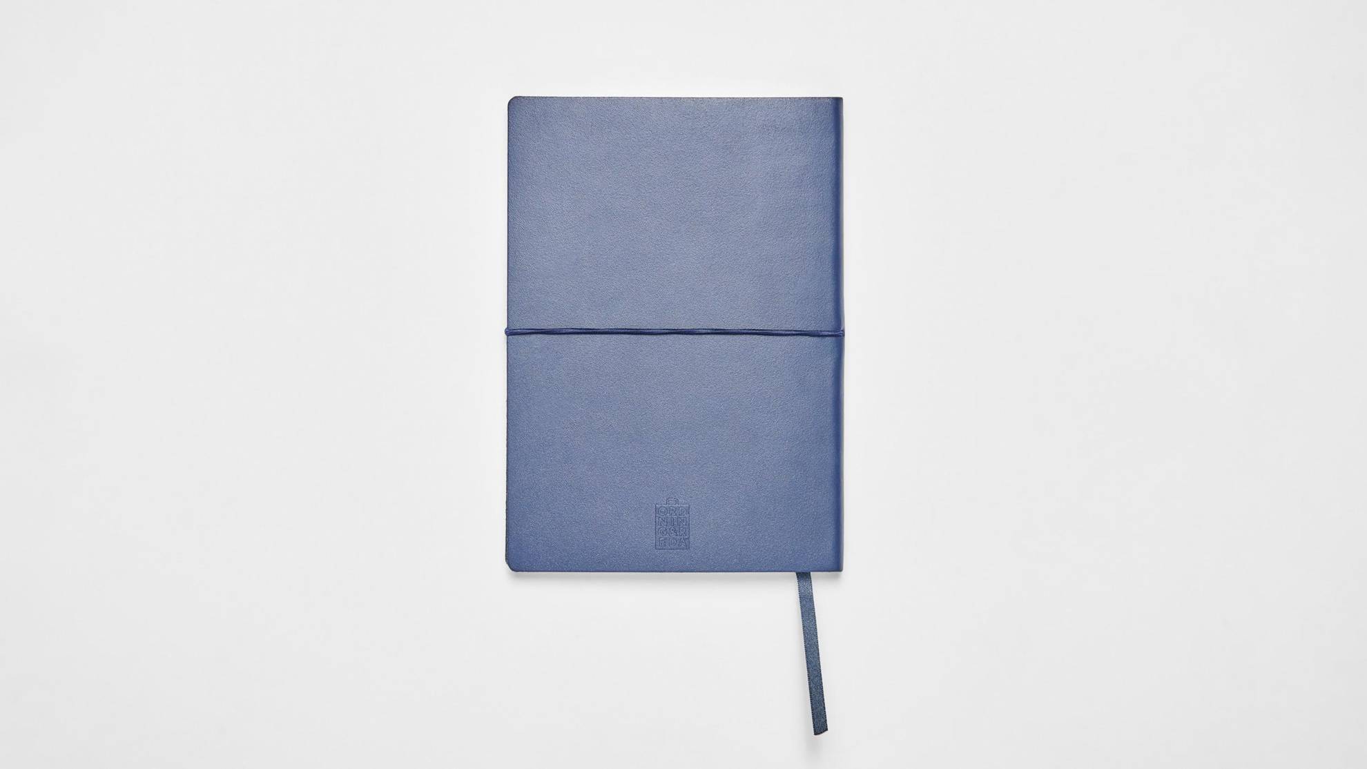 Eine blaue Schutzhülle für ein Tablet einer weißen Fläche.