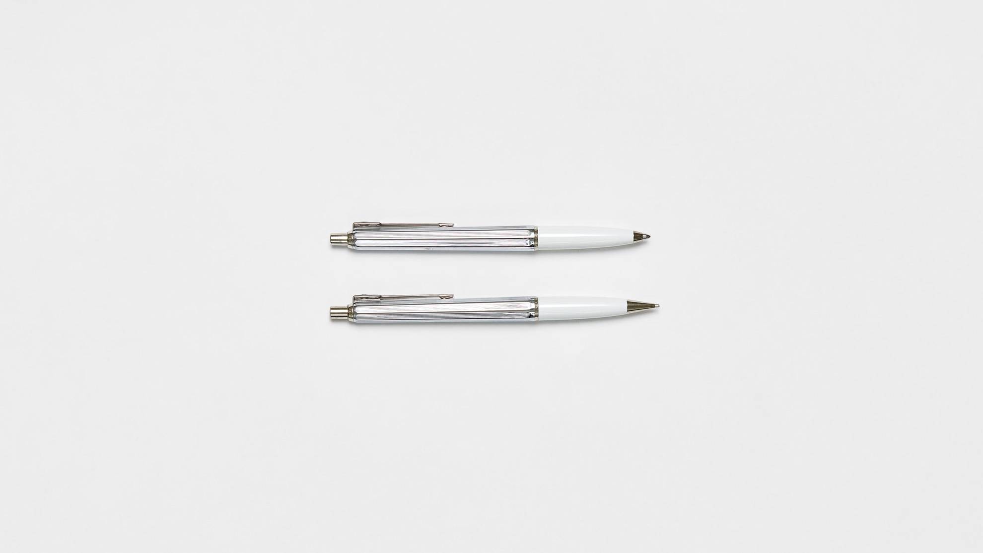 Zwei Stifte von Ballograf auf einer weißen Fläche.