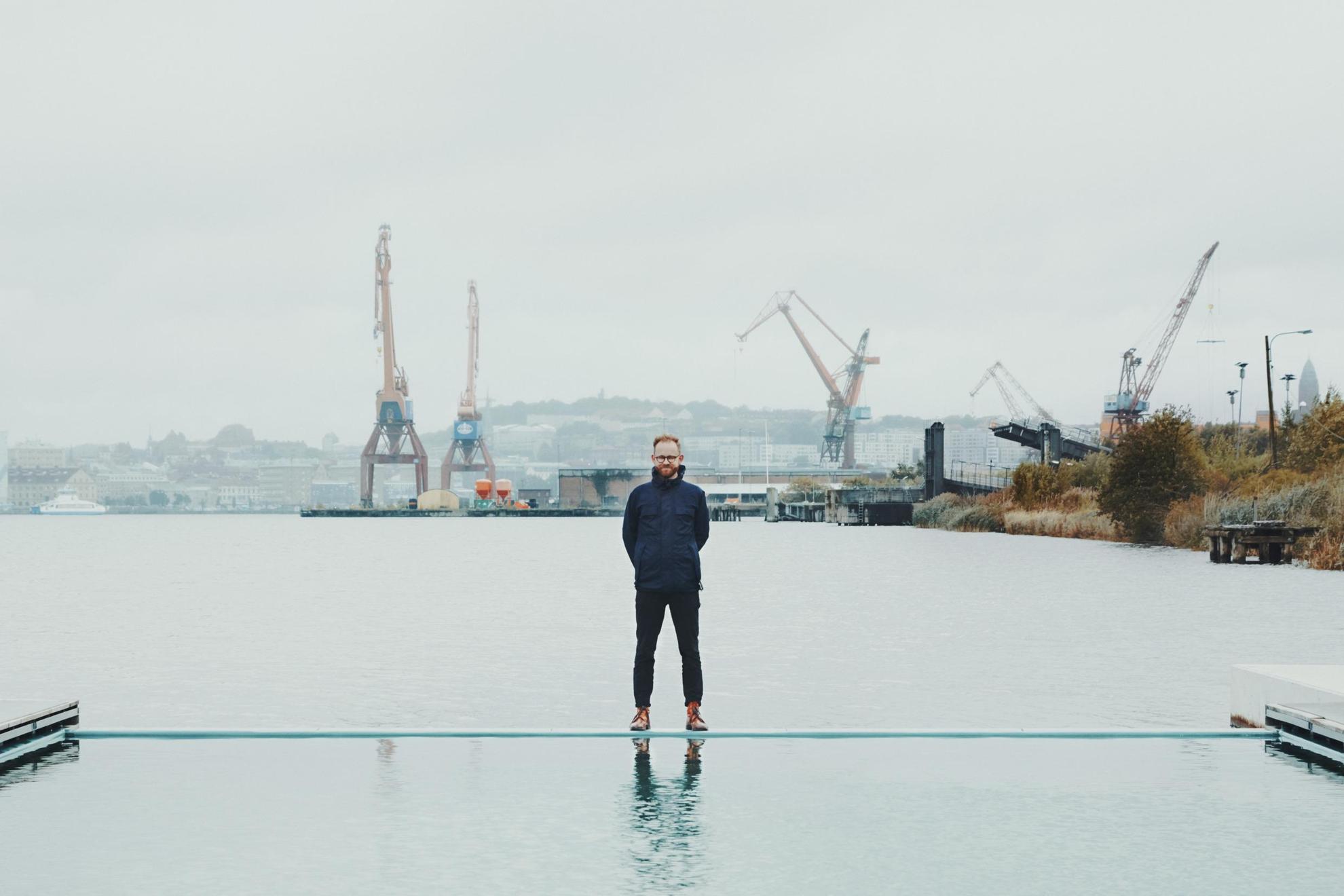 Architect Andreas Lyckefors is standing by the main harbour in Gothenburg on an overcast day.