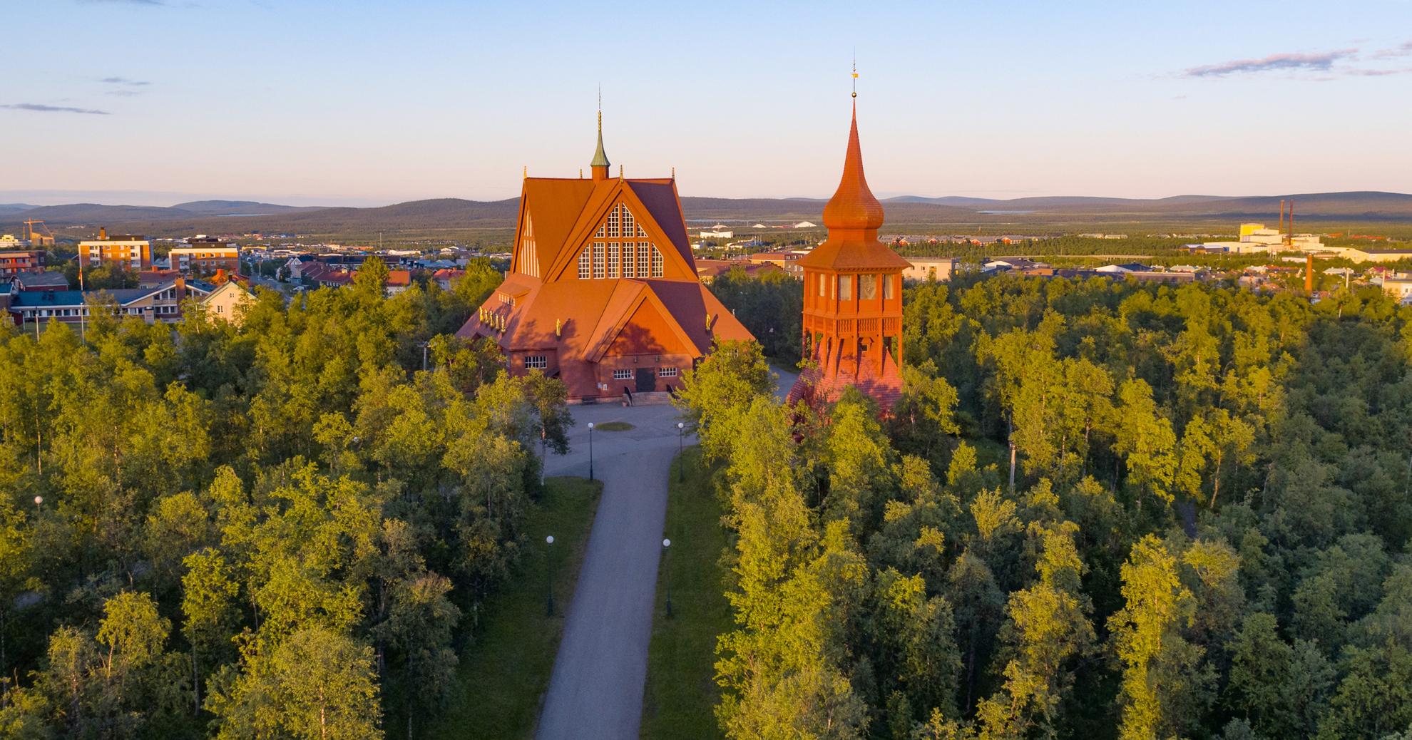 Die Kirche Kirunas mit ihrem Kirchturm an einem Sommertag.
