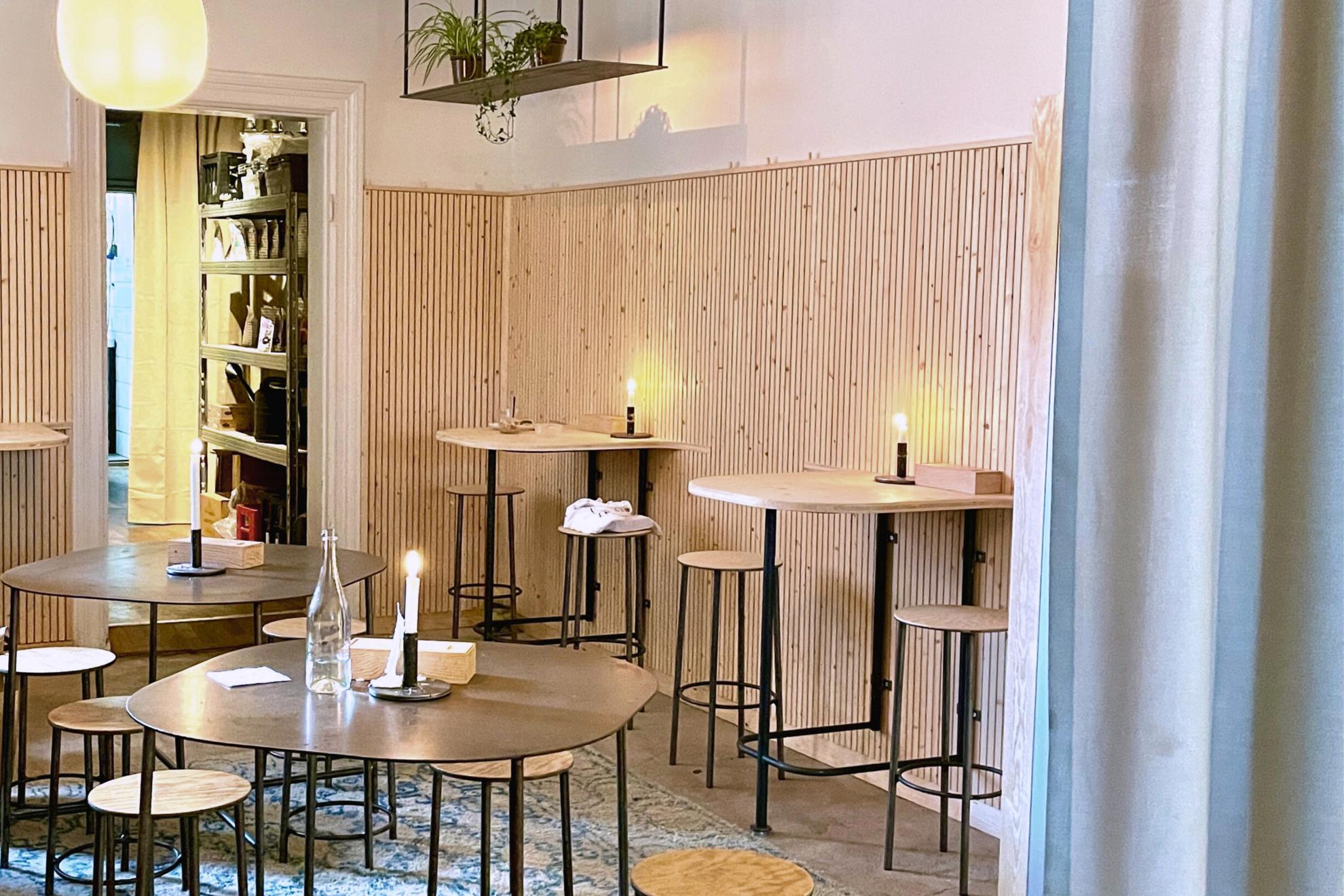 Ein Café mit Holzmöbeln und Dekoration aus Kerzen.