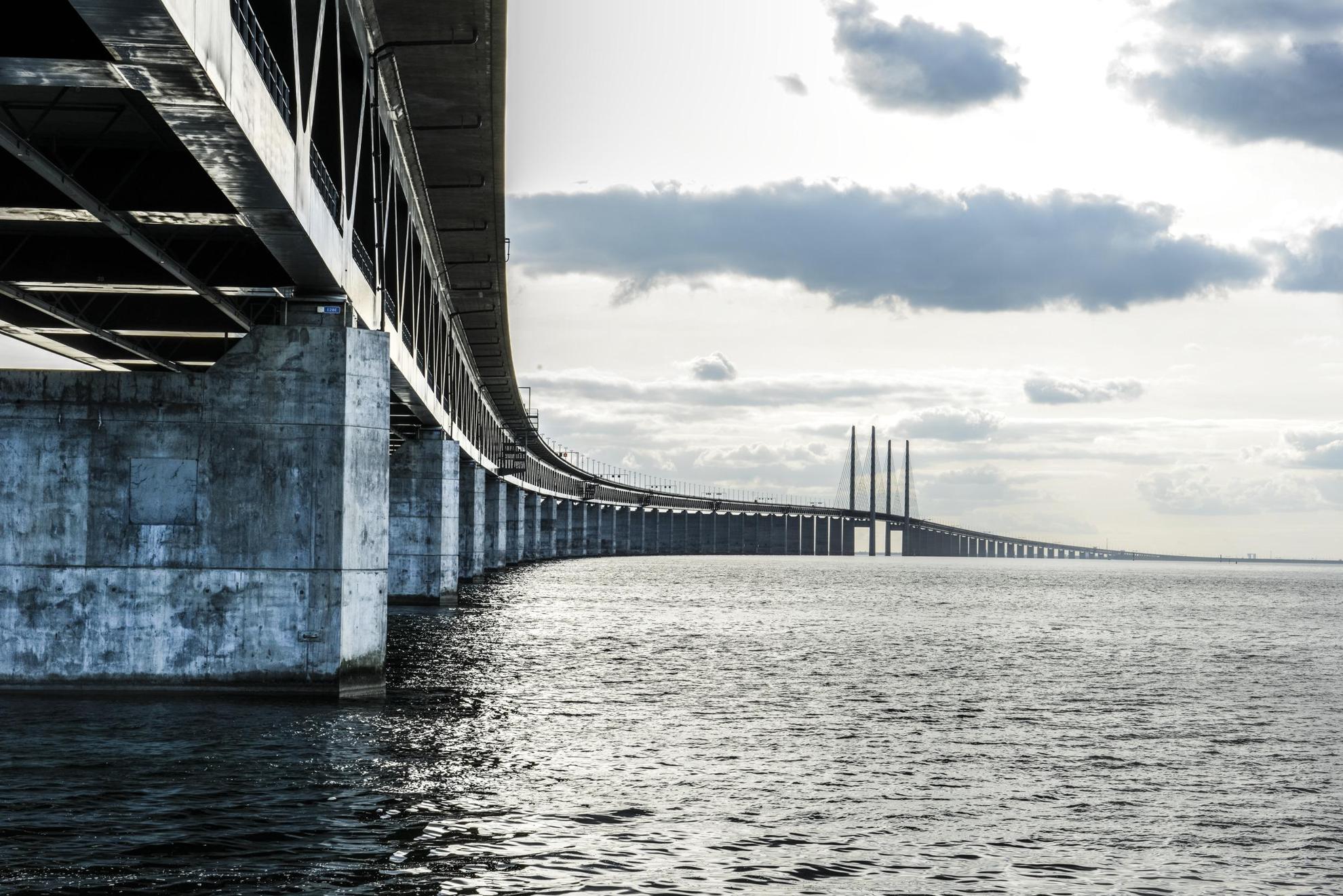 Die Öresundbrücke vom Wasserstand aus an einem Wintertag