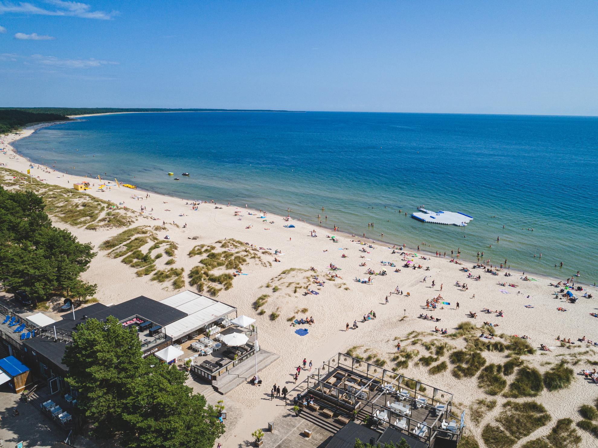 Das Türkisfarbene Meer am Böda Sand liegt am weißen Sandstrand. Menschen befinden sich am Strand und Baden oder Sonnen sich.