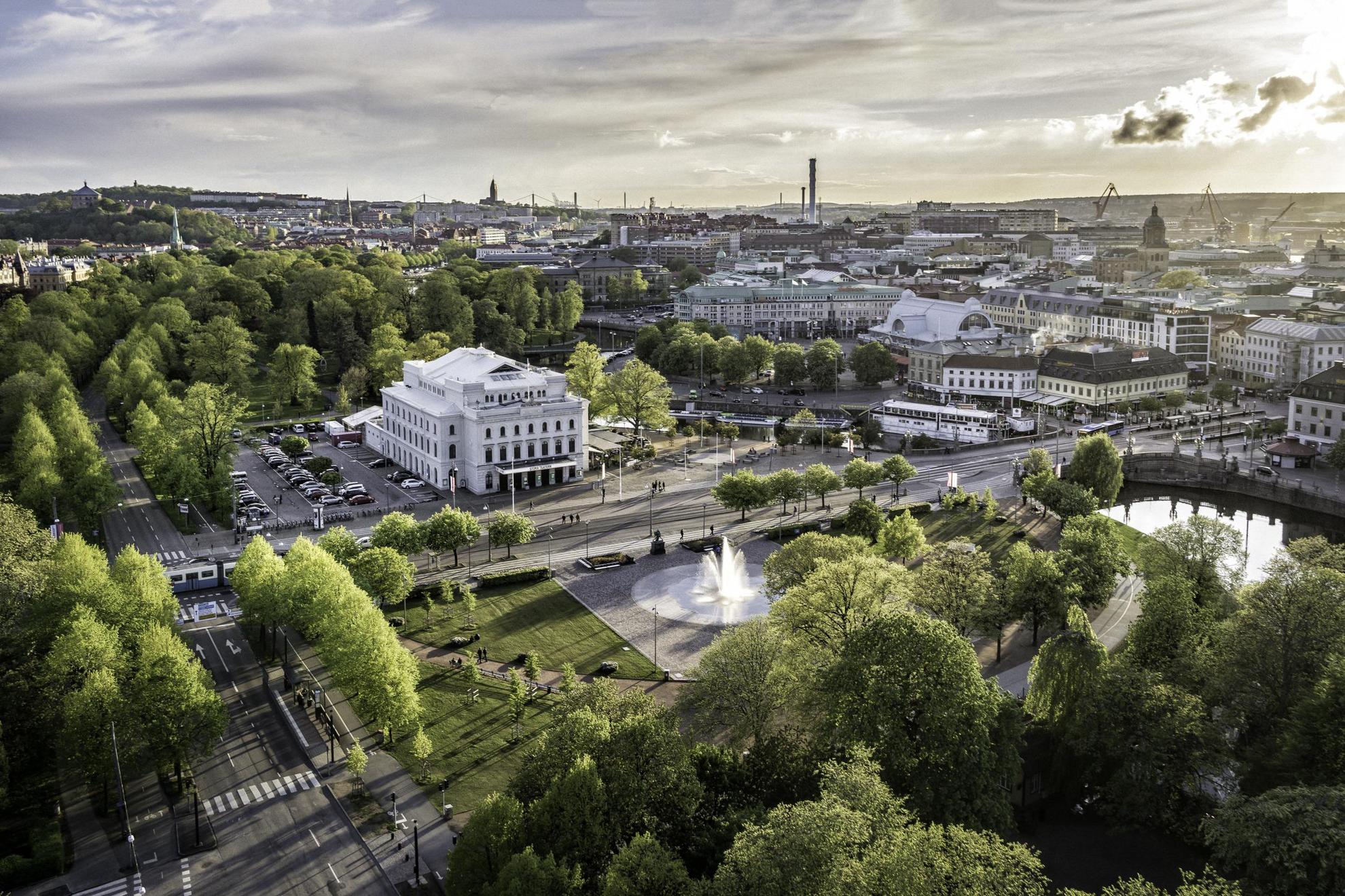 Göteborg aus der Vogelperspektive:  das weiße Haus des Großen Theaters ist von Wasserzügen und grünen Bäumen umgeben.