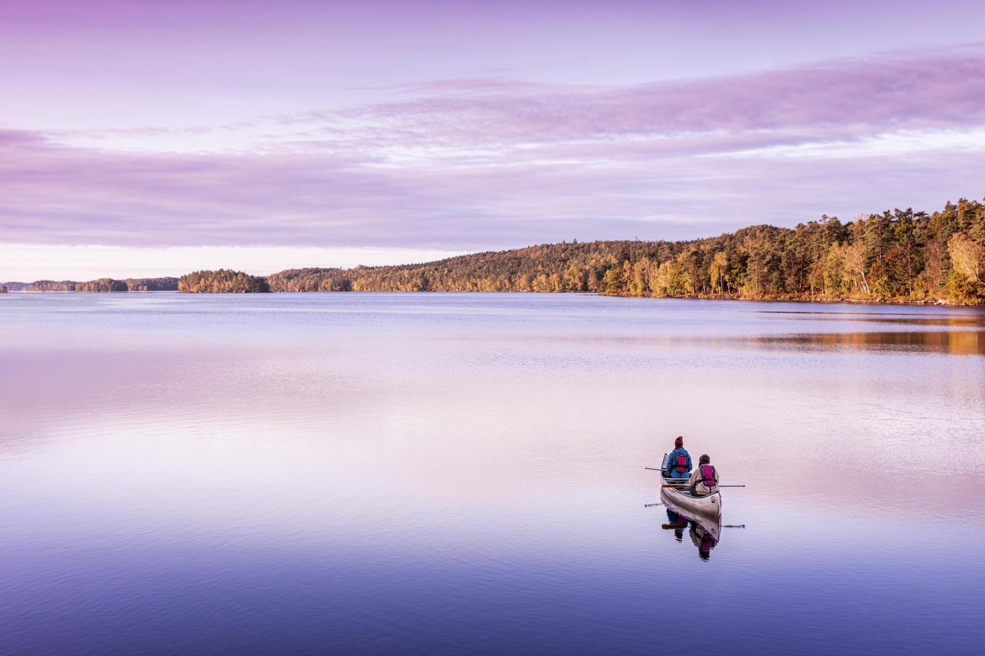 Zwei Menschen paddeln auf dem Immelnsee in Schweden.
