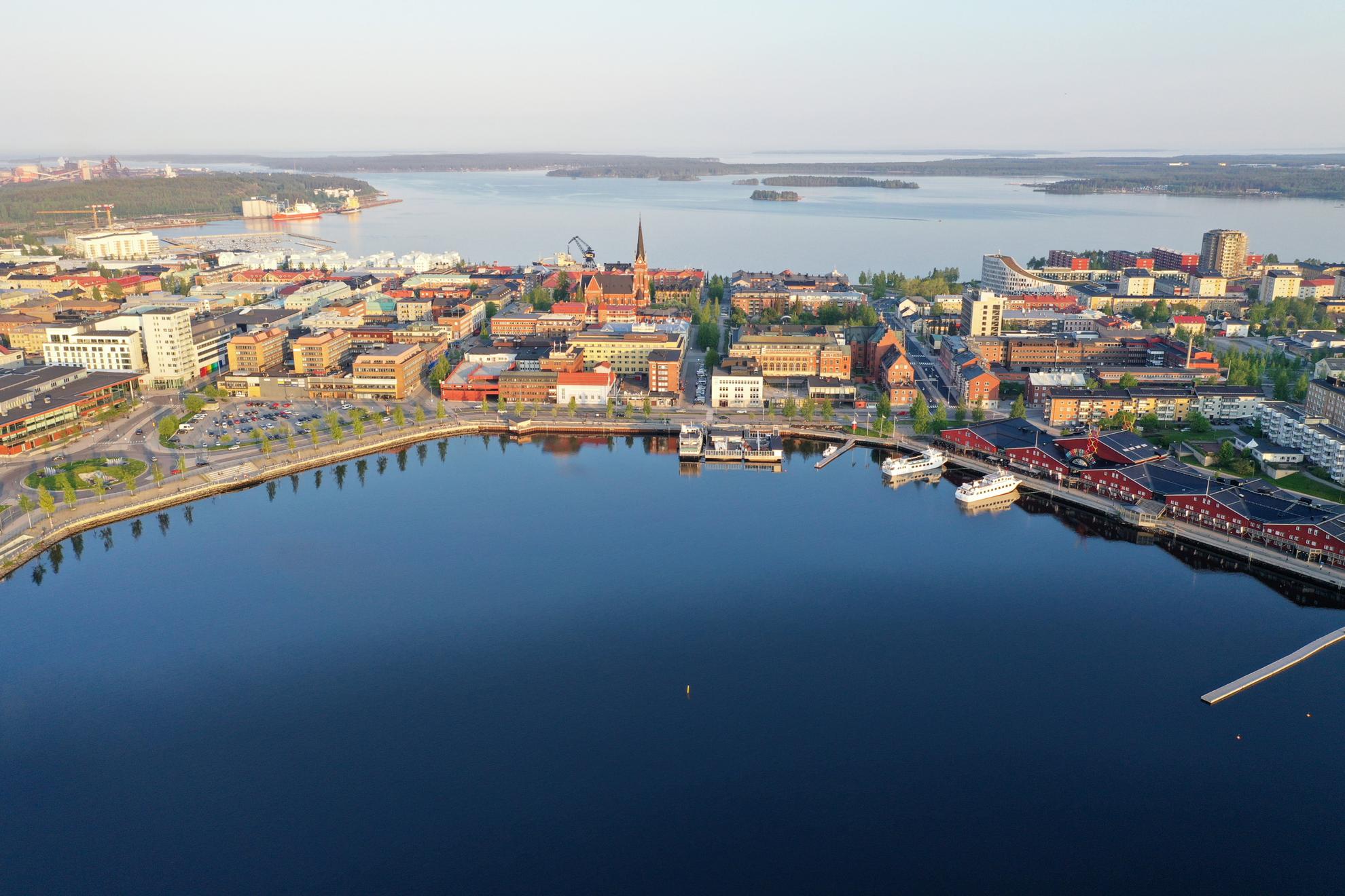 Luftaufnahme über Luleås Nordhafen bei sonnigem Wetter.