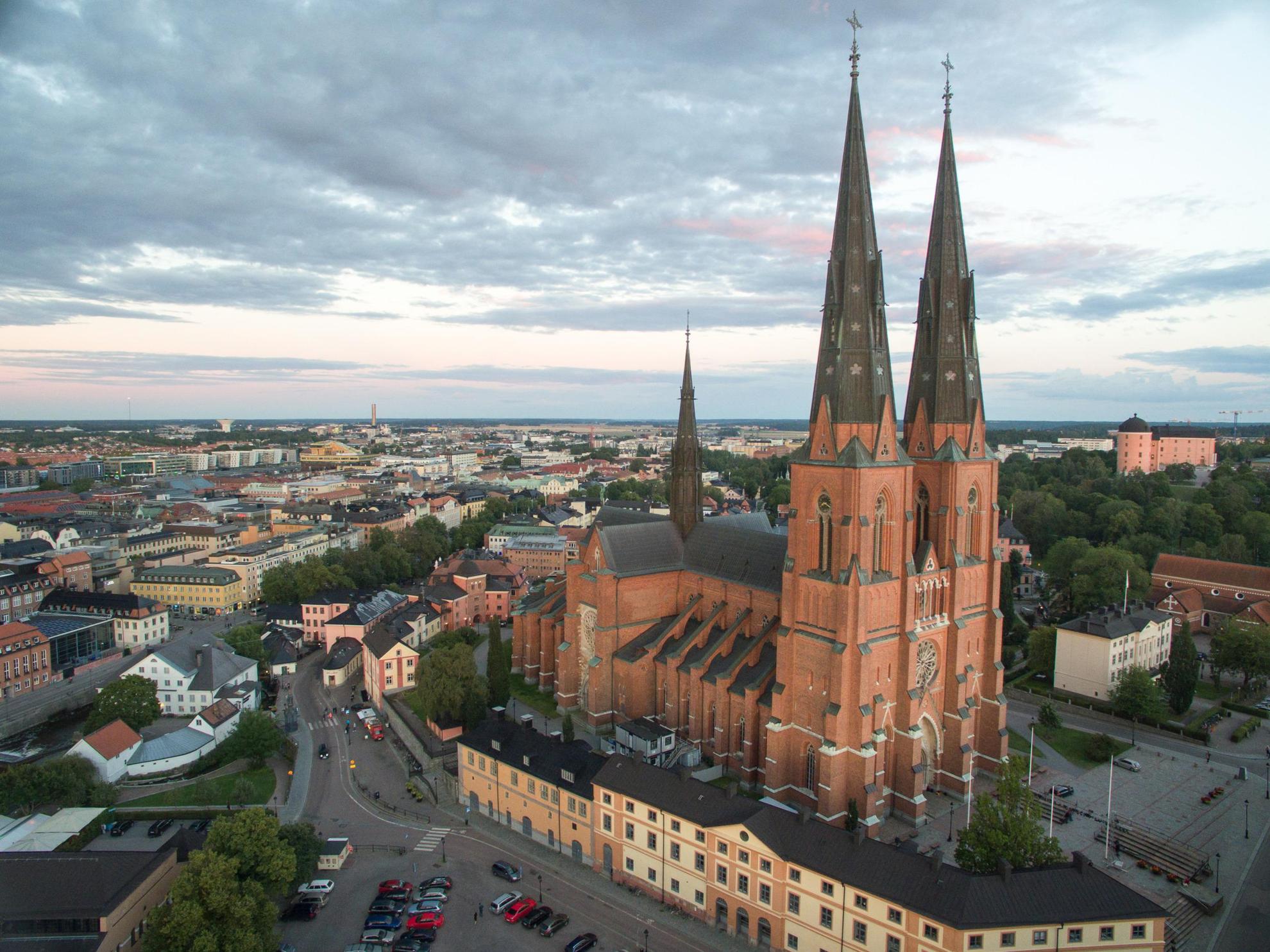 Kathedrale von Uppsala und die Stadt von oben gesehen.