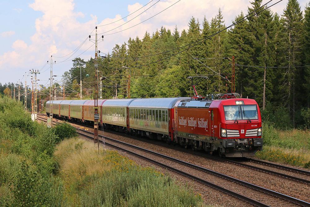 Ein Zug von Snälltåget fährt über die Gleisen in Schweden.
