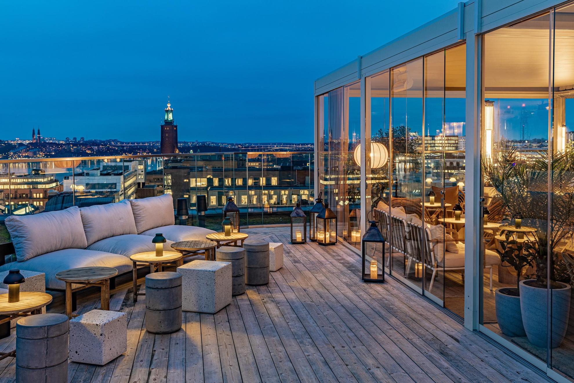 Die japanische Terrasse bei TAK über den Dächern Stockholms am Abend.