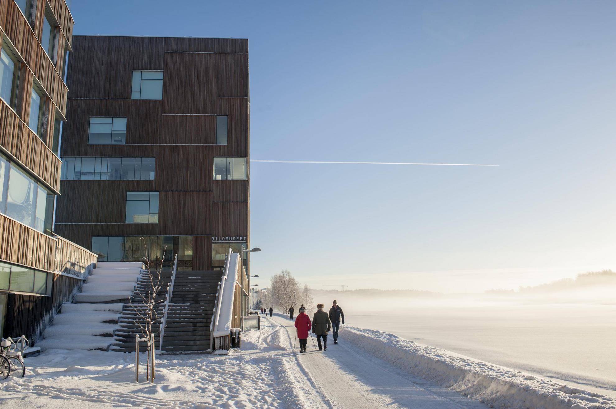 Außenansicht des Bildmuseet in Umeå an einem verschneiten Tag.