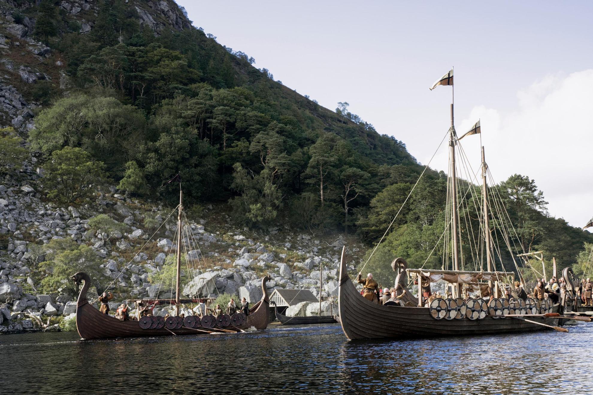 Wikinger in Wikingerbooten. Ein Bild aus der Serie Vikings: Valhalla.