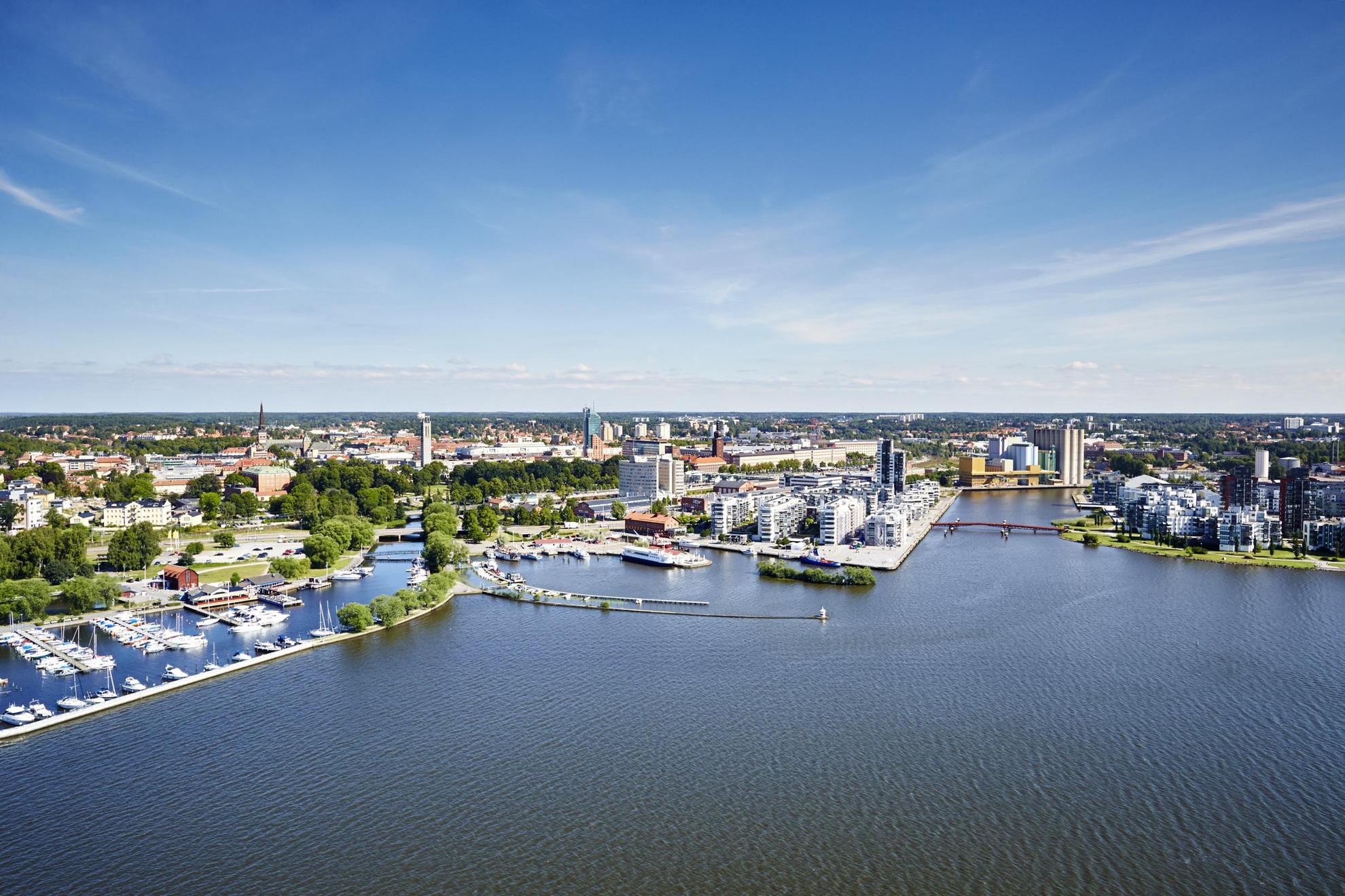 Ein Luftbild von Västerås im Sommer am Wasser.