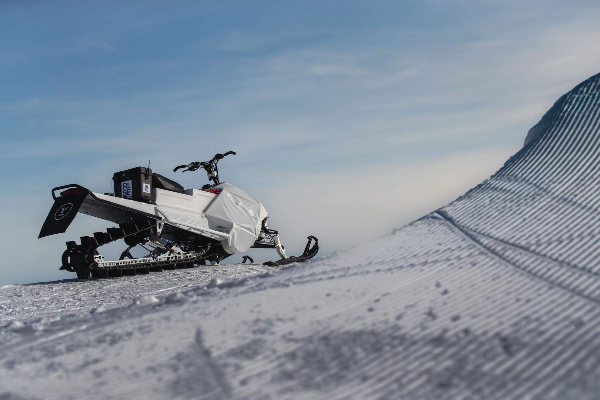 Ein elektrisches Schneemobil des Herstellers Vidde in der Winterlandschaft Schwedens.