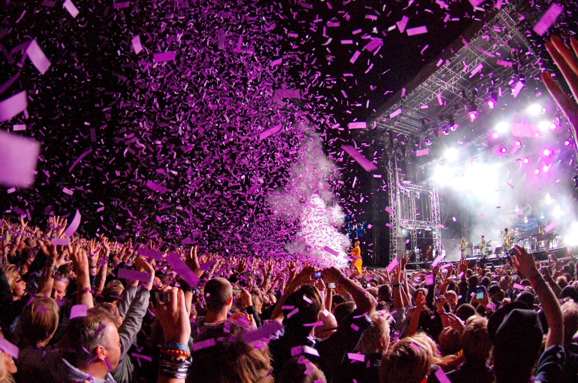 Bei einem Konzert auf dem Way Out West Festival in Göteborg regnet es Konfetti über das Publikum.