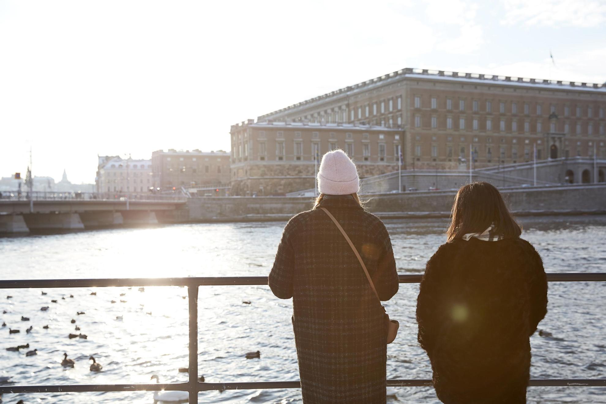 Frauen blicken auf den Königspalast in Stockholm