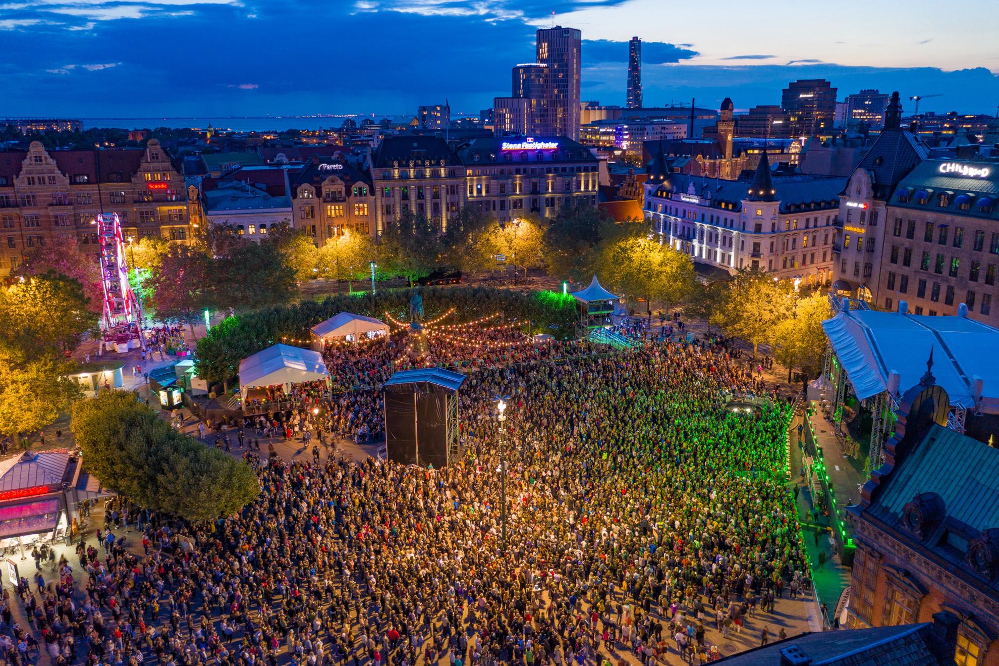 Ein Drohnenbild über dem Malmö Festival am Abend, mit Tausenden von Besuchern vor einer großen Bühne.