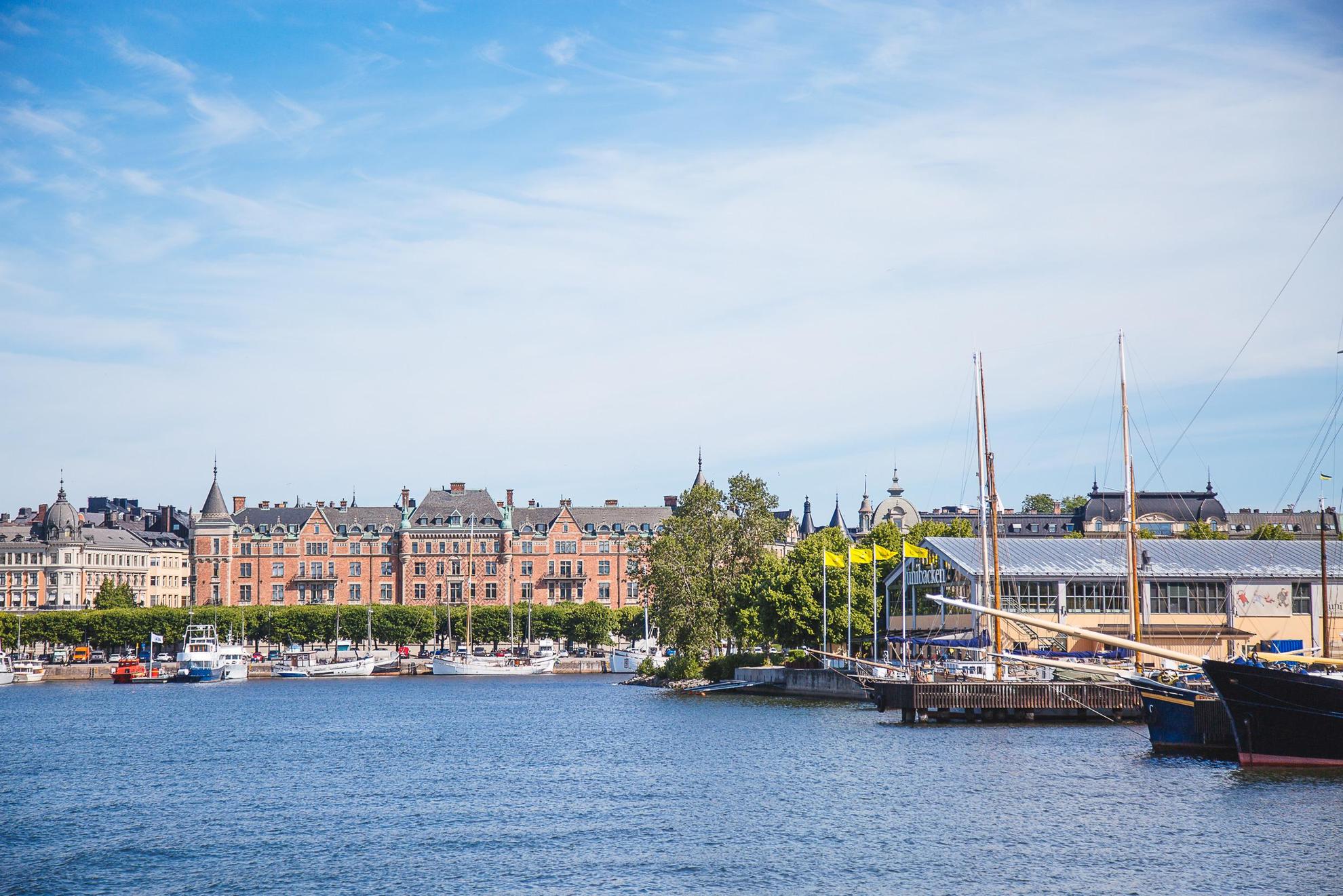 Junibacken in Stockholm - Boote befinden sich im Hafen.